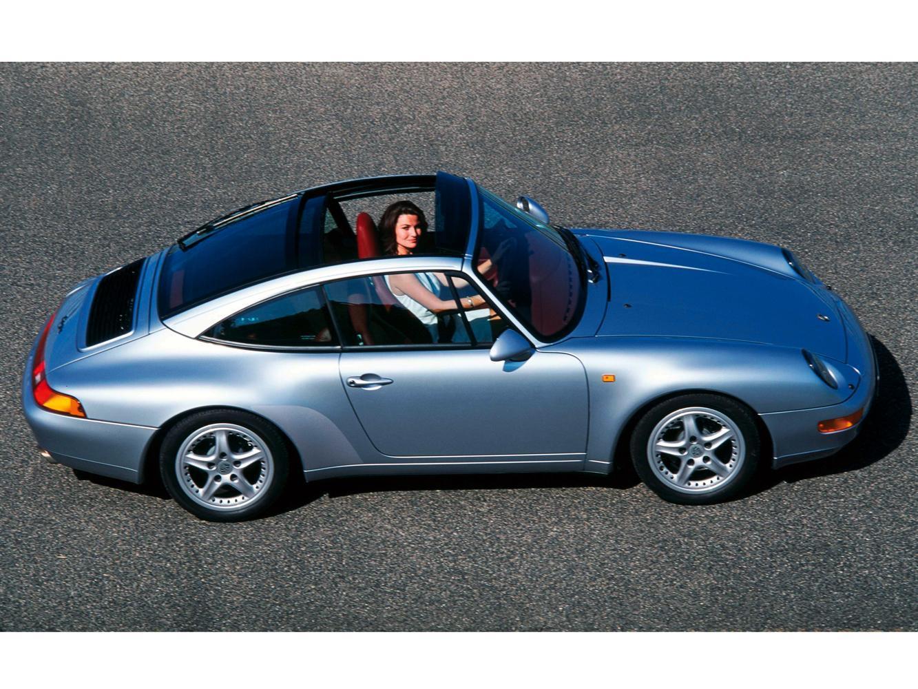 993世代Targa車型在移除大型防滾B柱後發展出全新樣貌,車頂採用深色隔熱玻璃,從前擋風玻璃延伸至車尾,並以強化過的窗框結構包覆,類似目前流行的大型全景天窗。