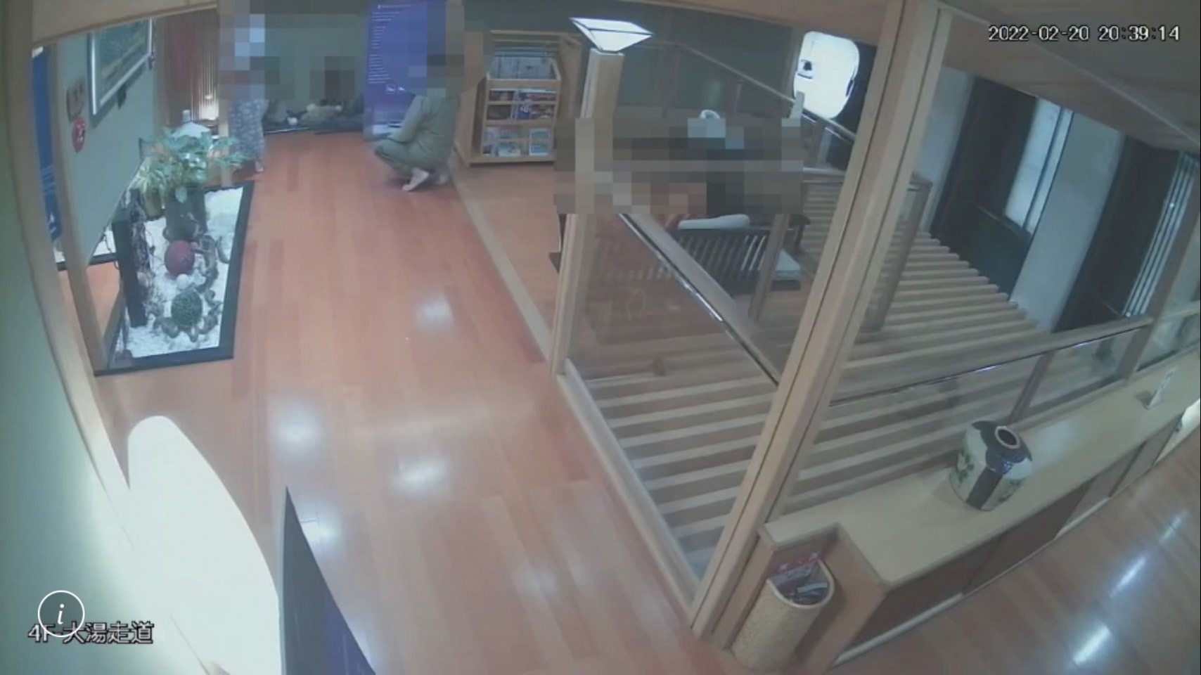女網友僅穿浴袍步出湯池門口，發現男子拍照隨即上前制止。（翻攝畫面）