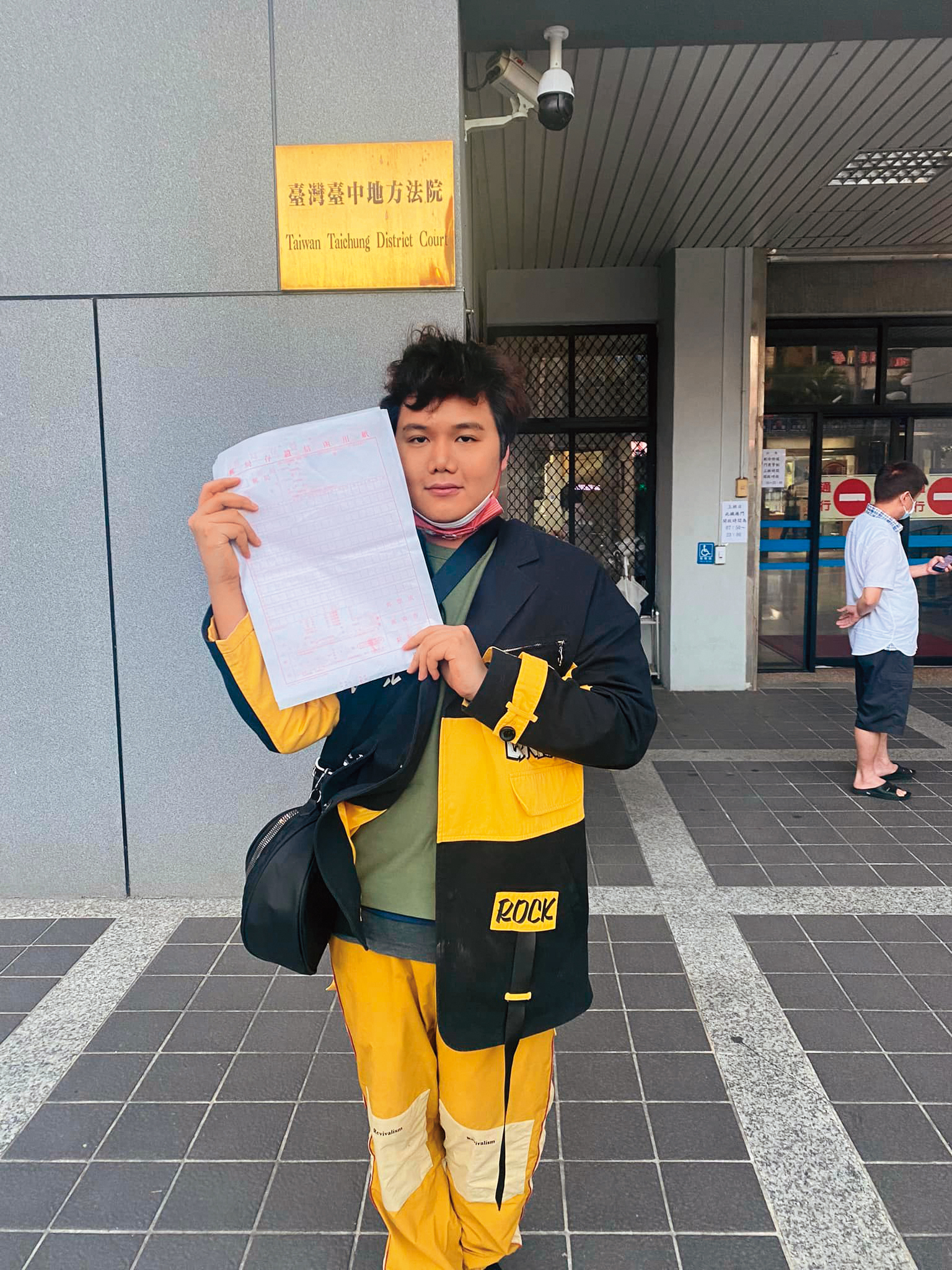 蘇友謙日前在臉書公布，到台中地院處理債務情況。（翻攝自蘇友謙臉書）