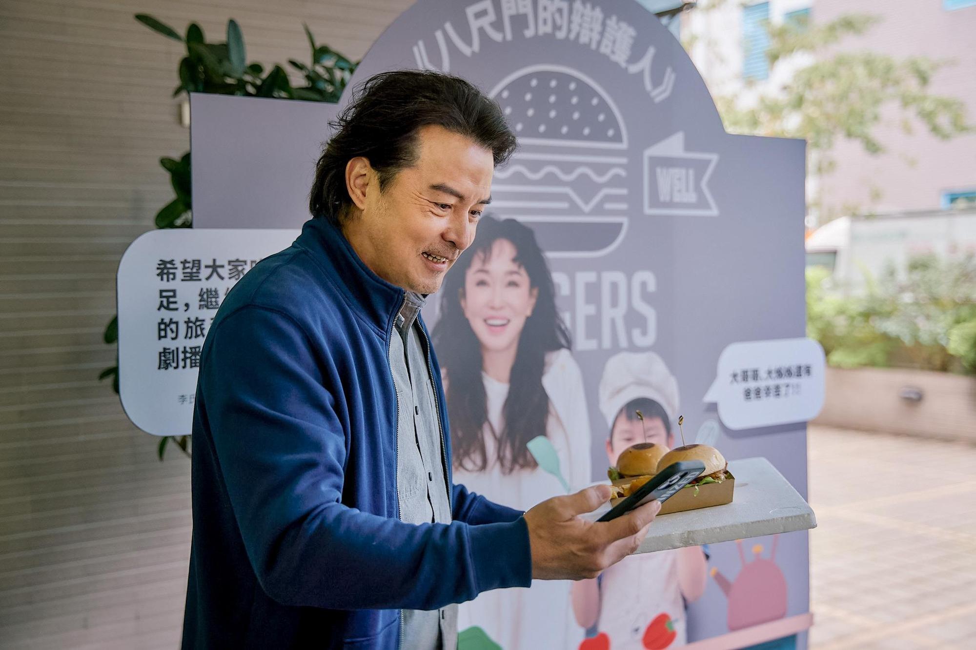 《八尺門的辯護人》李銘順與來自新加坡的神祕驚喜，全家異地同框。（鏡文學提供）