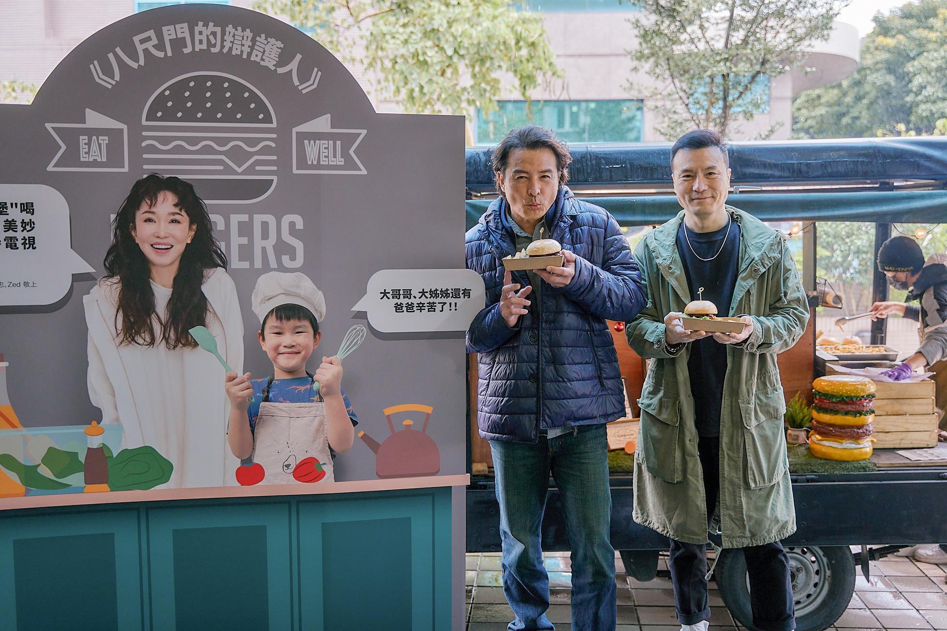 《八尺門的辯護人》李銘忠代表李氏宗親會驚喜現身，李銘順、李銘忠兄弟。（鏡文學提供）