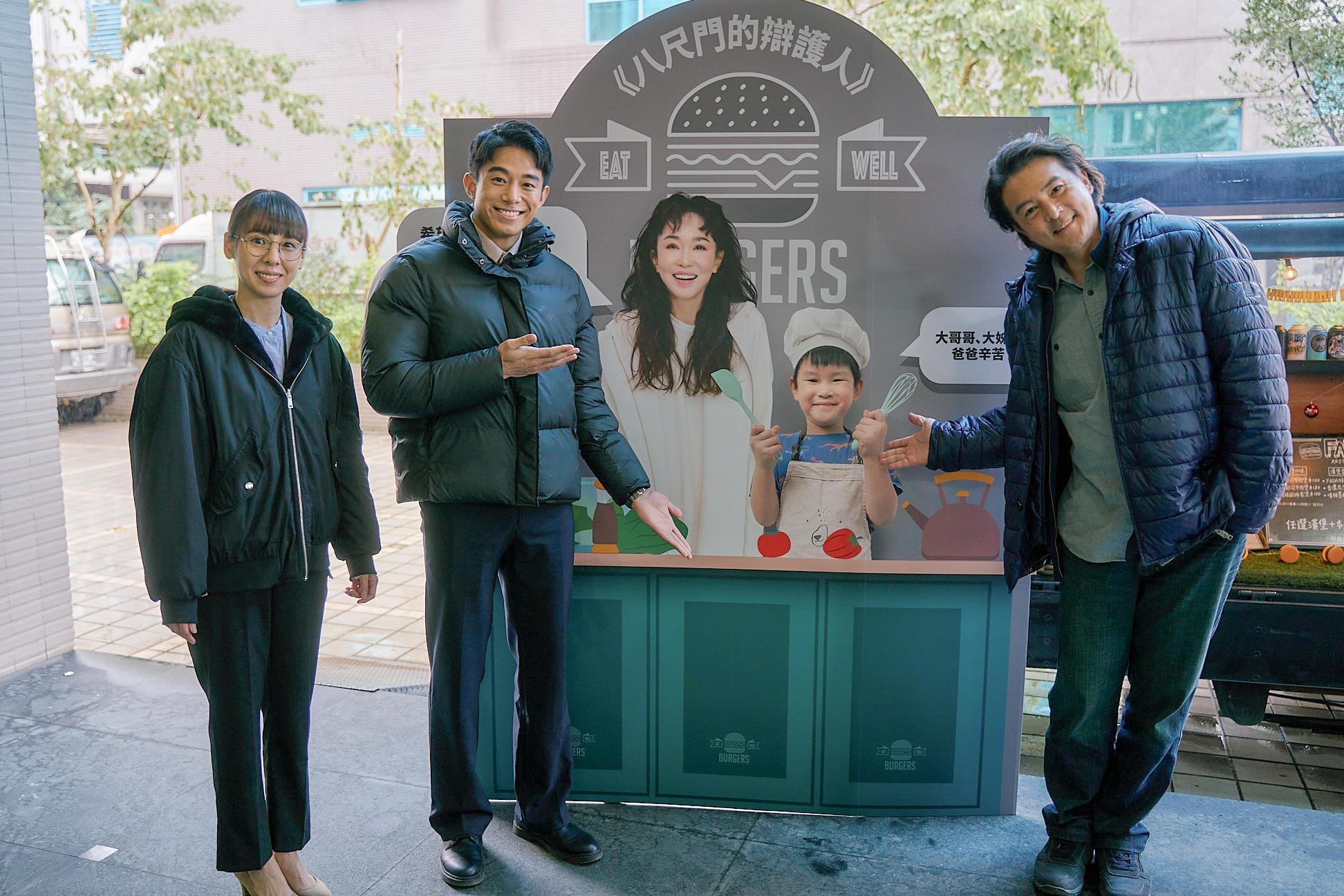 《八尺門的辯護人》公辯室成員同享范文芳的愛心餐點，左至右為演員陳恩甄（飾演林芳語）、初孟軒（飾演連晉平）、李銘順（飾演佟寶駒）。（鏡文學提供）