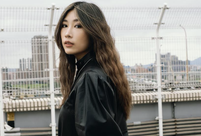 黃玠瑋的歌路空靈，歌聲卻有力道，她的第2張專輯即將問世。（環球提供）