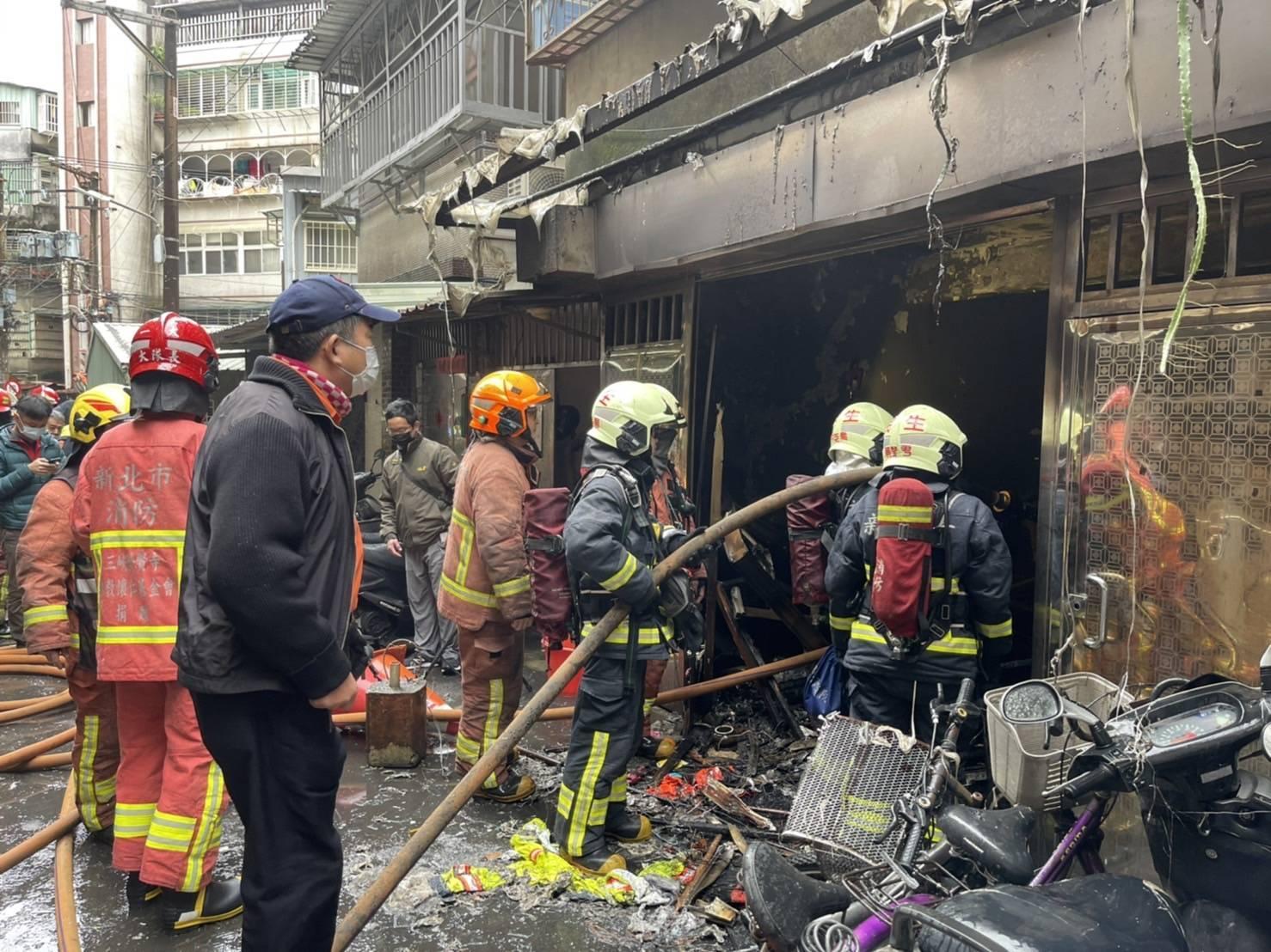 板橋一處民宅1樓中午傳出火警,警消獲報前往求救。(新北市消防局提供)