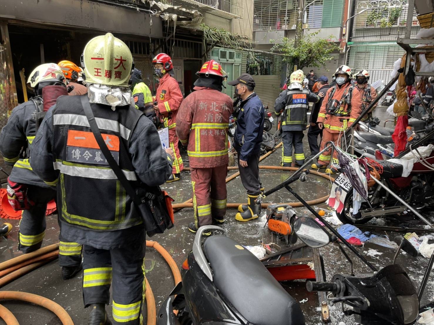 警消獲報前往民宅求救,現場有民眾聞到瓦斯味。(新北市消防局提供)