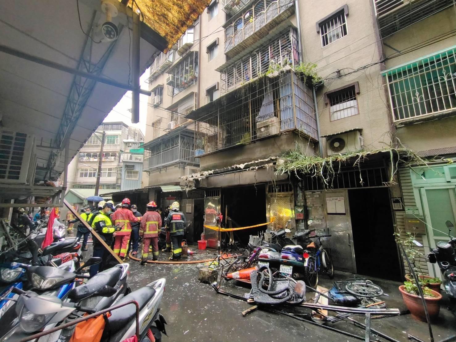 警消在板橋民宅搶救受困民眾,現場物品四散。(新北市消防局提供)