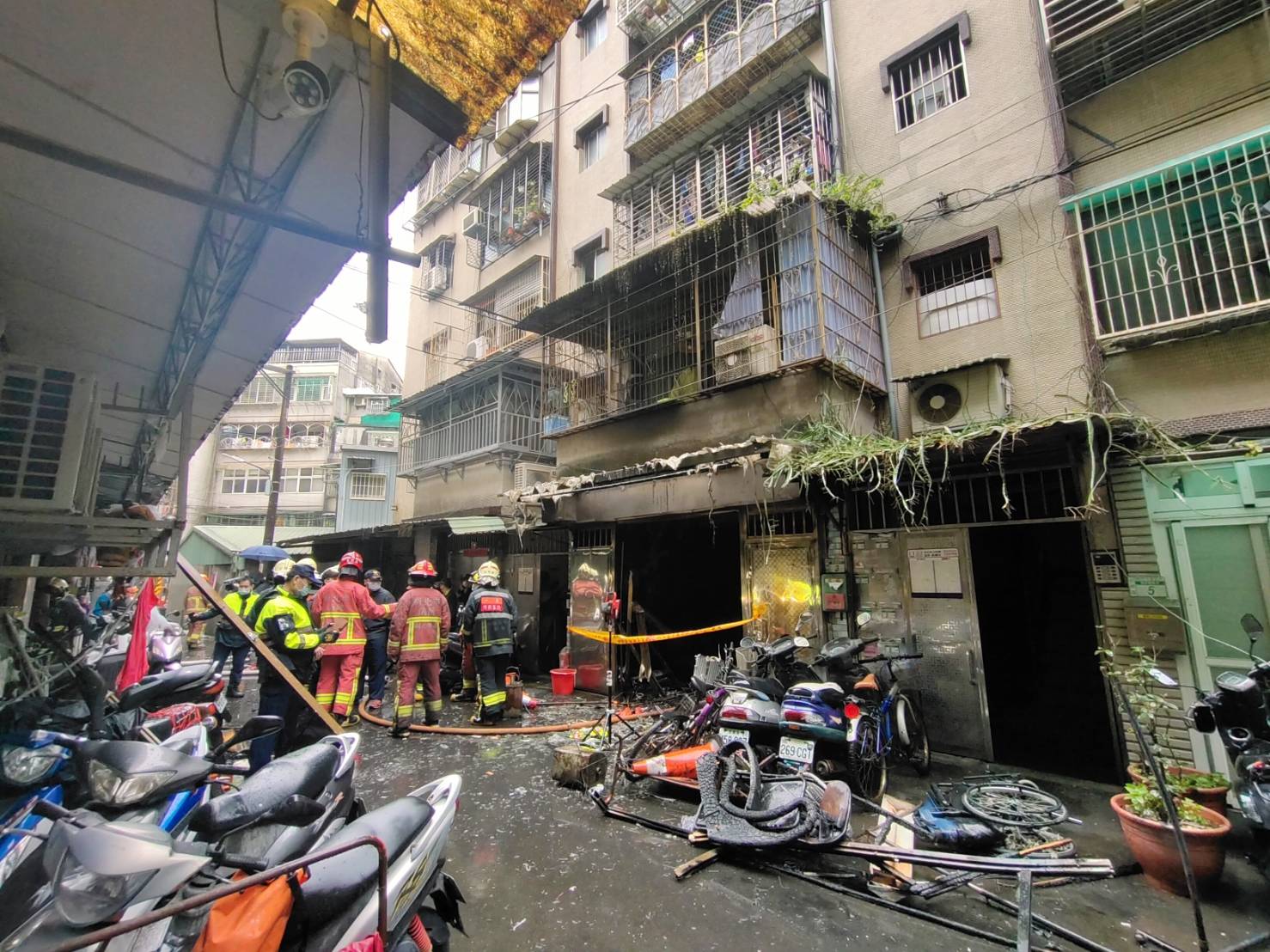 警消在板橋民宅搶救受困民眾,現場物品四散。(新北市消防局提供)