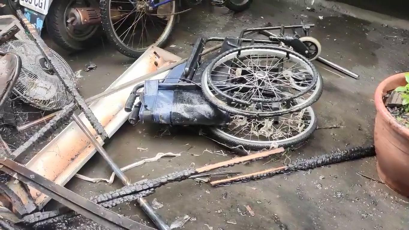 死亡婦人遺留的輪椅。(新北市消防局提供)