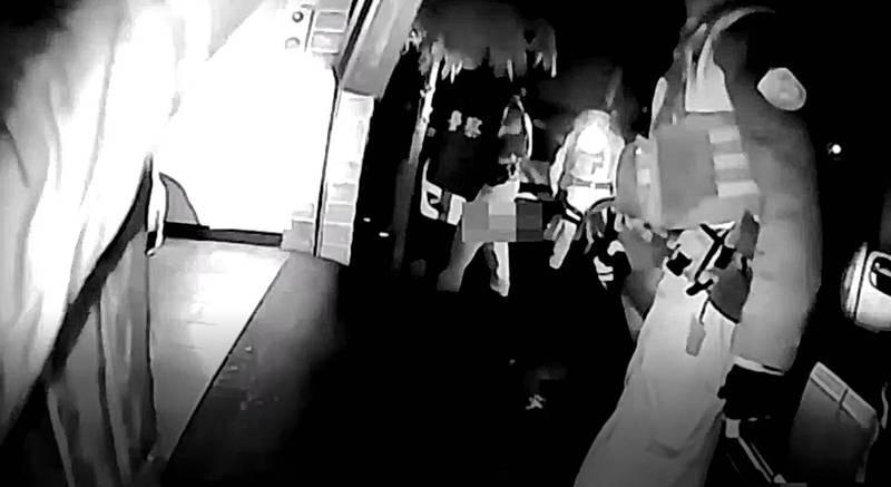 楊嫌與女友入住雲林縣汽車旅館,被警方包圍,當鐵門一打開之際就選擇自轟,警方也立即回了兩槍。(翻攝畫面)