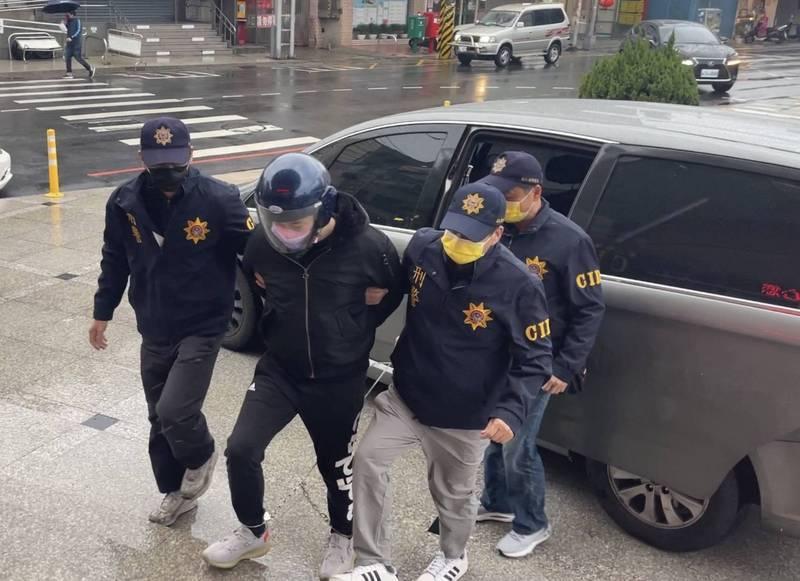 楊嫌與女友入住雲林縣汽車旅館,被警方包圍,當鐵門一打開之際就選擇自轟,警方也立即回了兩槍。(翻攝畫面)