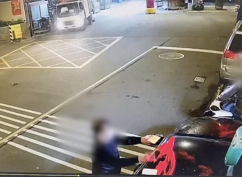 男借錢不成撒冥紙。(翻攝畫面)
