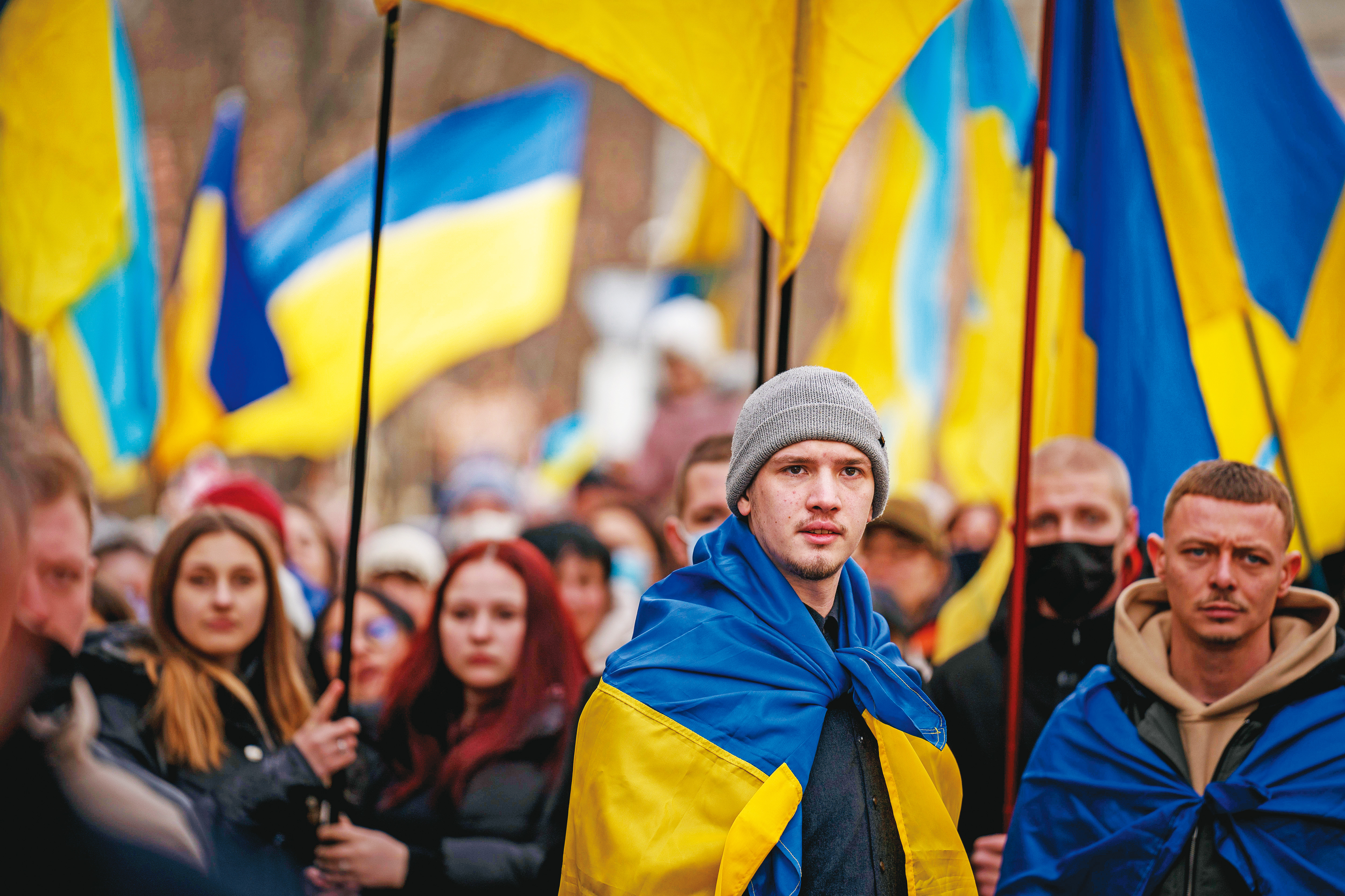 烏克蘭加入北約、台灣宣布獨立，都是兩國執政黨神主牌，但烏克蘭來真的，惹得北極熊大軍壓境。圖為烏克蘭民眾上街，訴求阻止俄羅斯侵略。（達志影像）