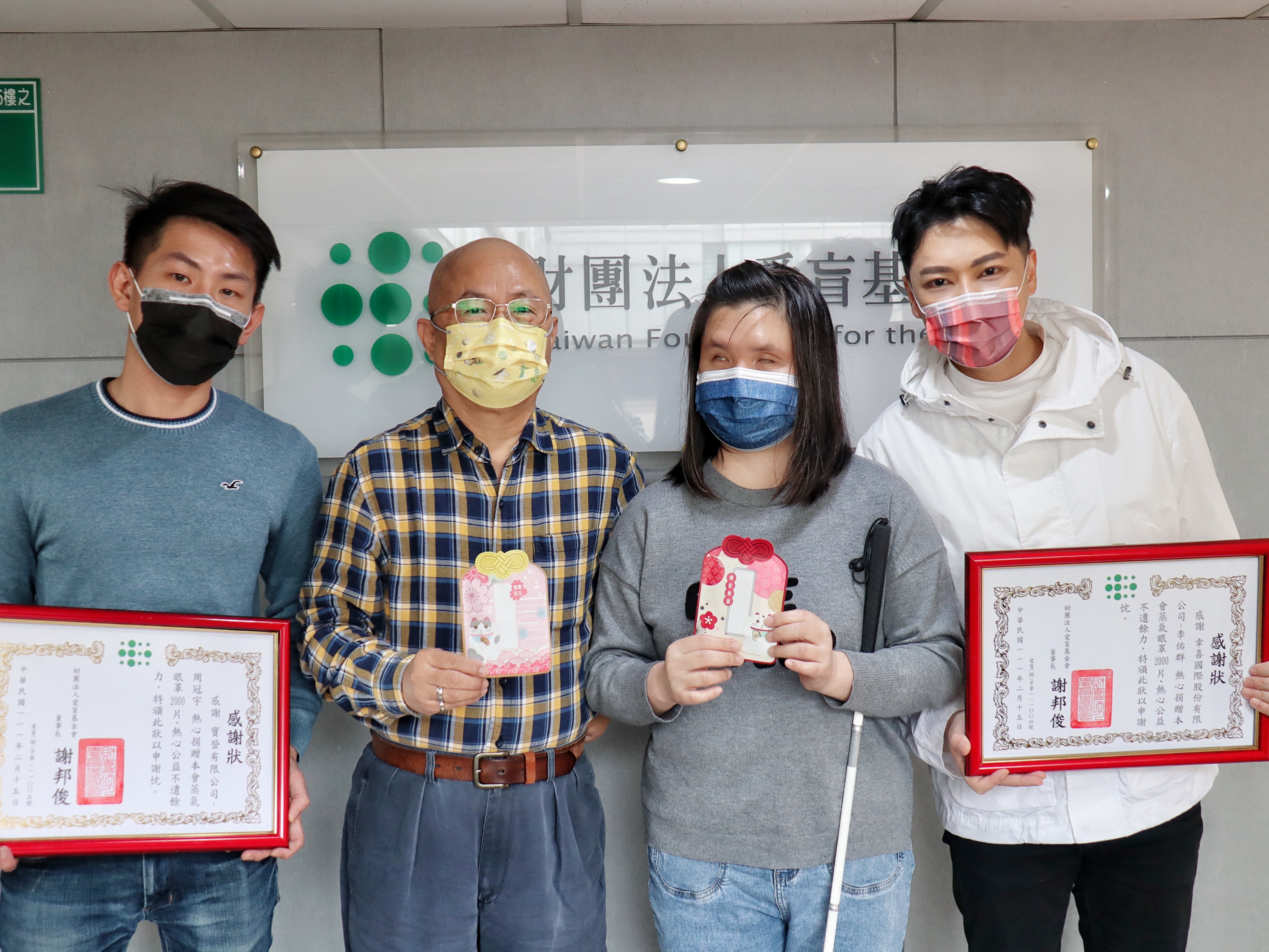 李佑群與周冠宇送蒸氣眼罩到愛盲基金會。（幸喜國際提供）