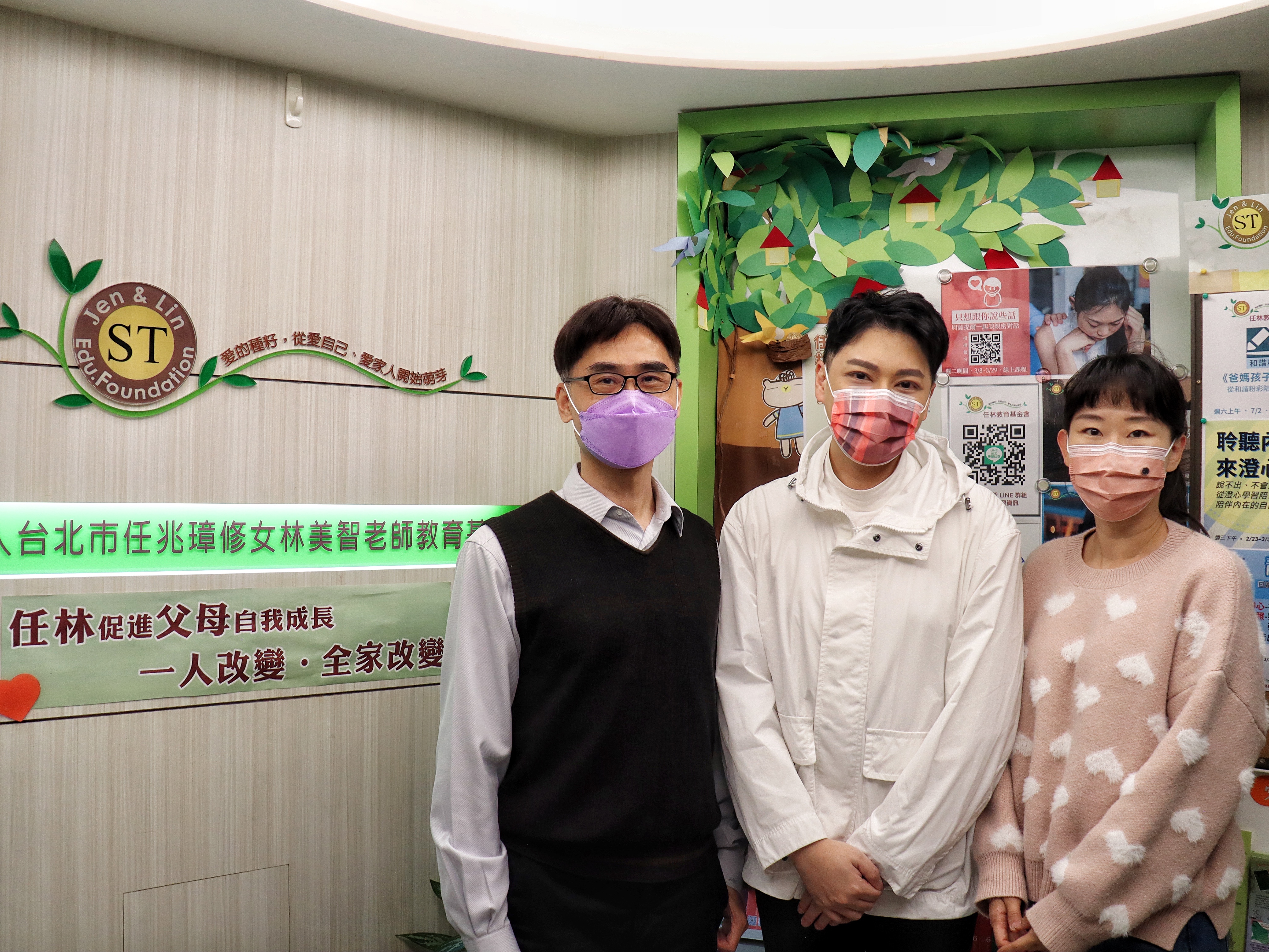 李佑群特別自掏腰包購買了上萬片的蒸氣熱敷眼罩，與好友周冠宇一同在寒 風中親送物資到各大需要被關懷的團體。（幸喜國際提供）
