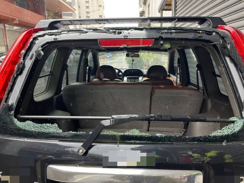 近日寒流來襲，新北市樹林區一名男子的愛車後車窗玻璃冷到爆炸。（翻攝畫面）