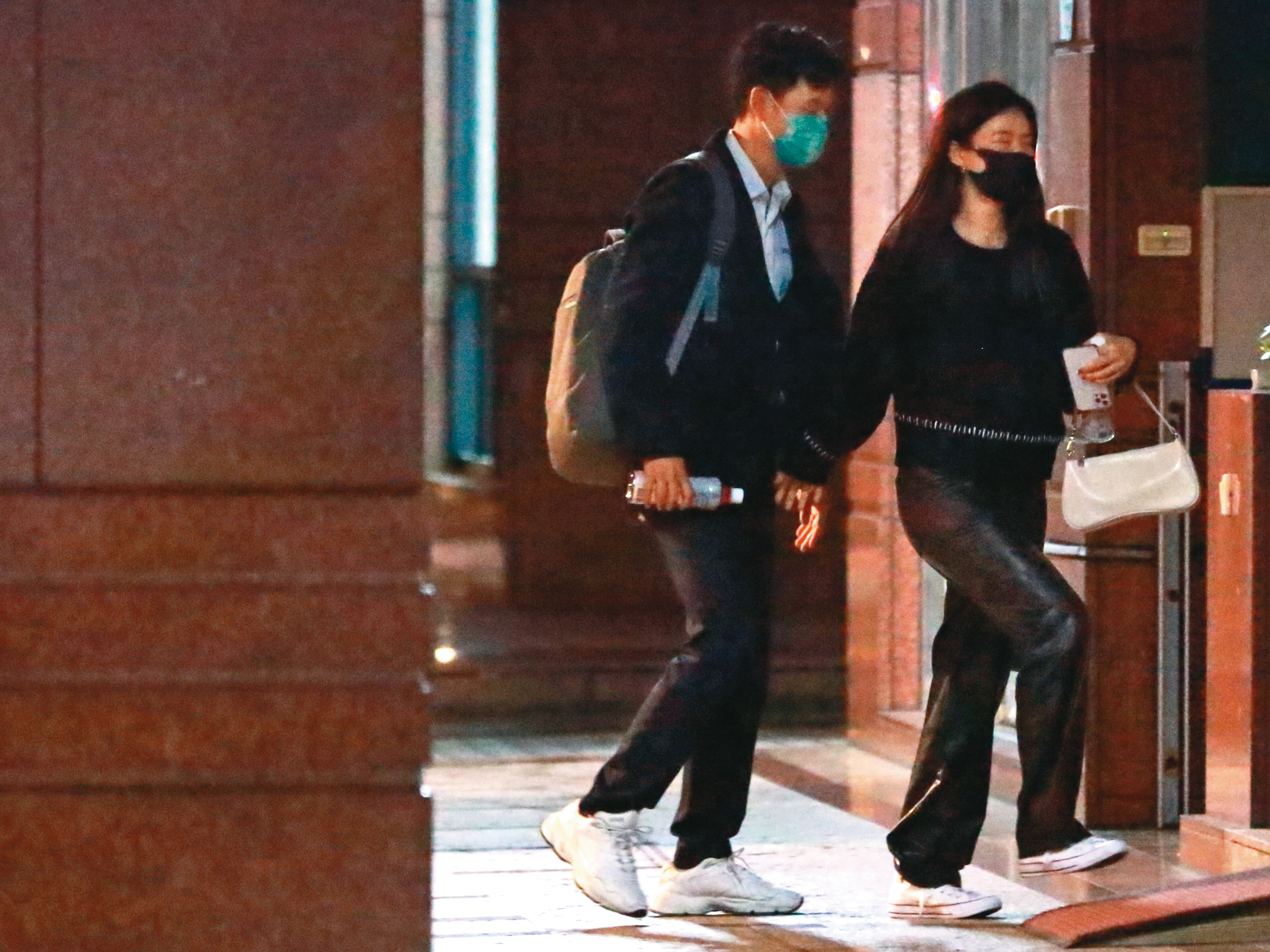 趙岱新（右）即使穿了一身黑，身材看似比以往福態許多，和「國民學長」周興哲（左）一同返家，幸福肥也是很合理。