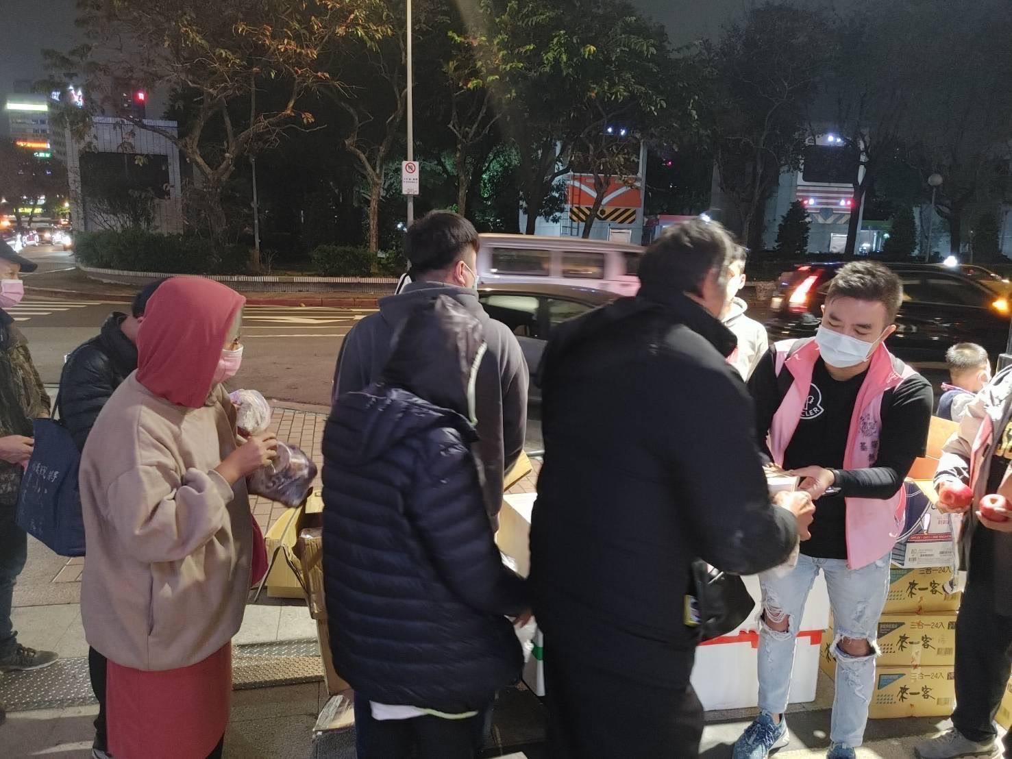 二星兄弟最近走上街頭做公益,回饋基隆鄉親。(天蓬直播提供)