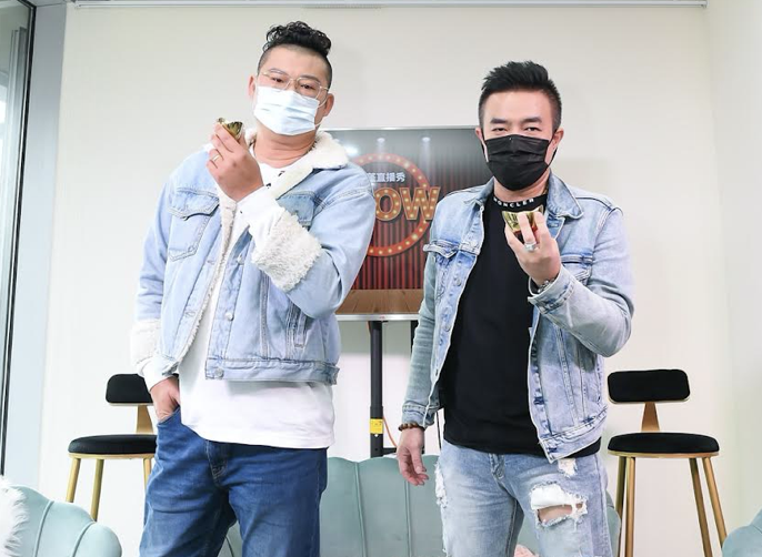 阿星（右）和吃貨二哥（左）搭檔成新團體「二星兄弟」。（天蓬直播提供）