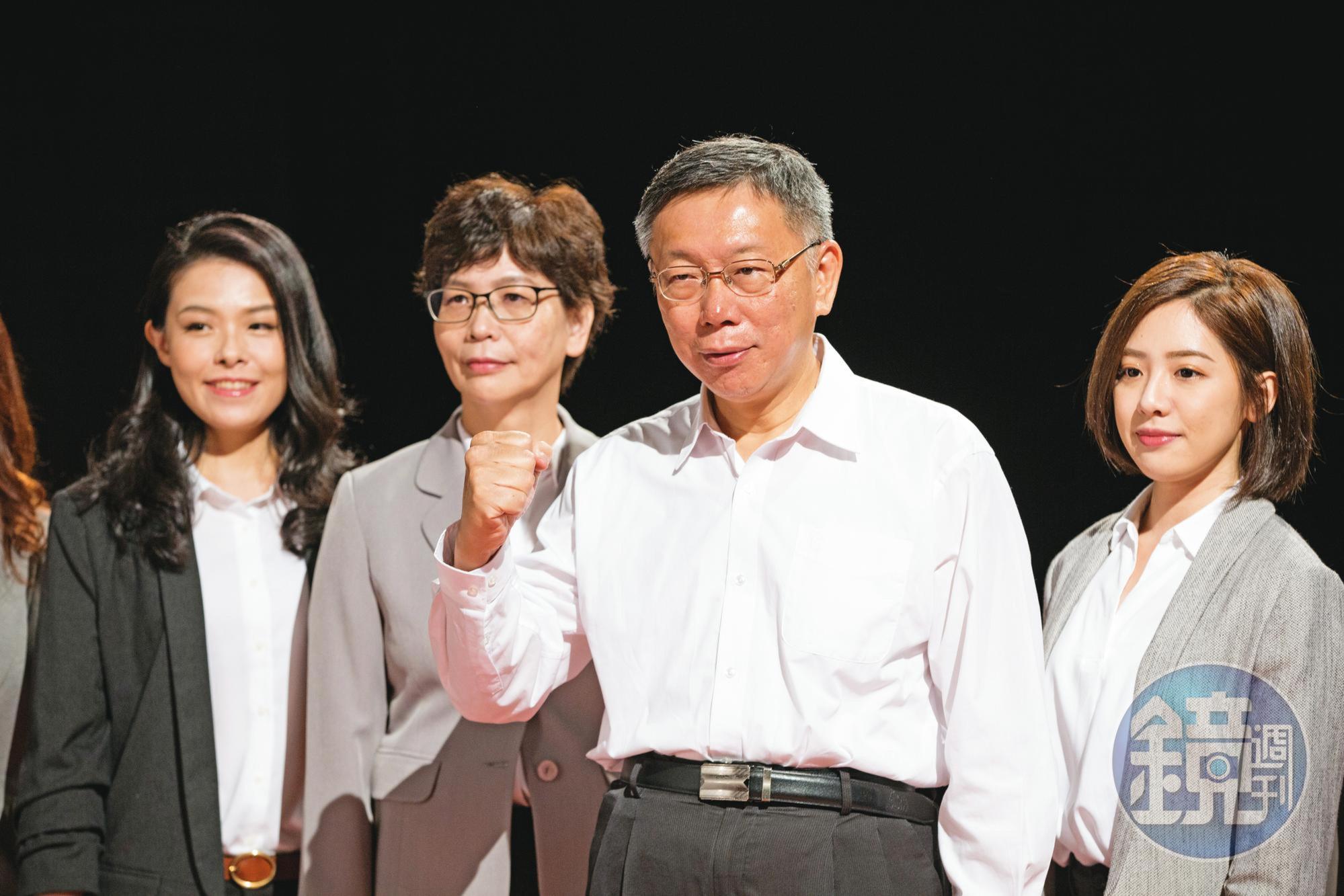 民眾黨籍立法委員蔡壁如（左2）表示，餘生最大的願望，就是送柯文哲（右2）進總統府。