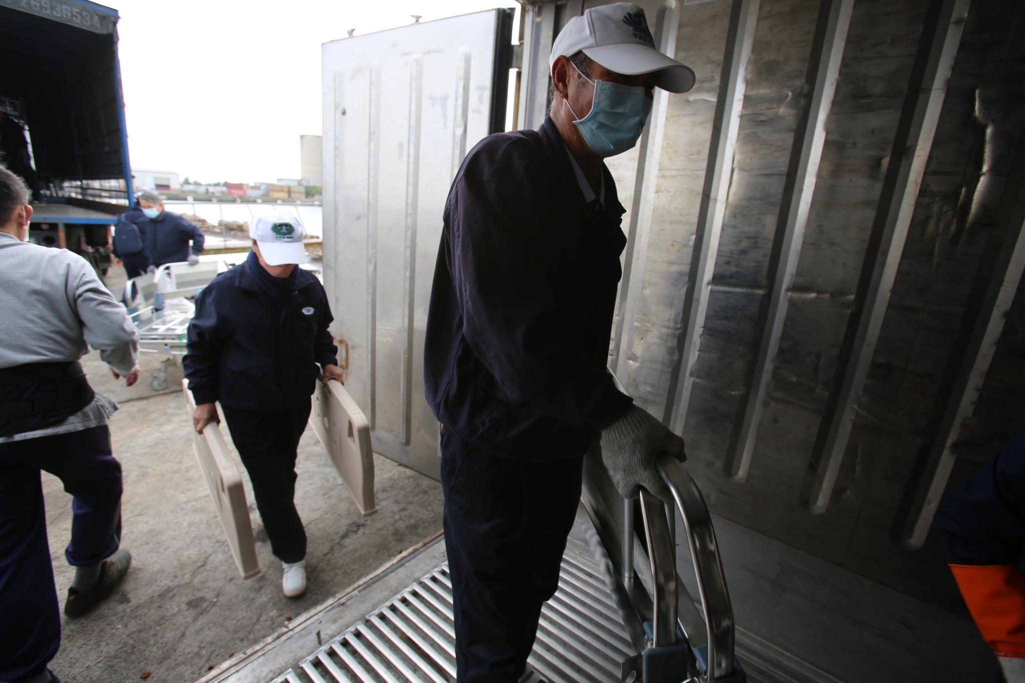 慈濟基金會捐贈衛福部澎湖醫院76件輔具，由嘉義慈濟志工在布袋港協助裝櫃。（慈濟提供）