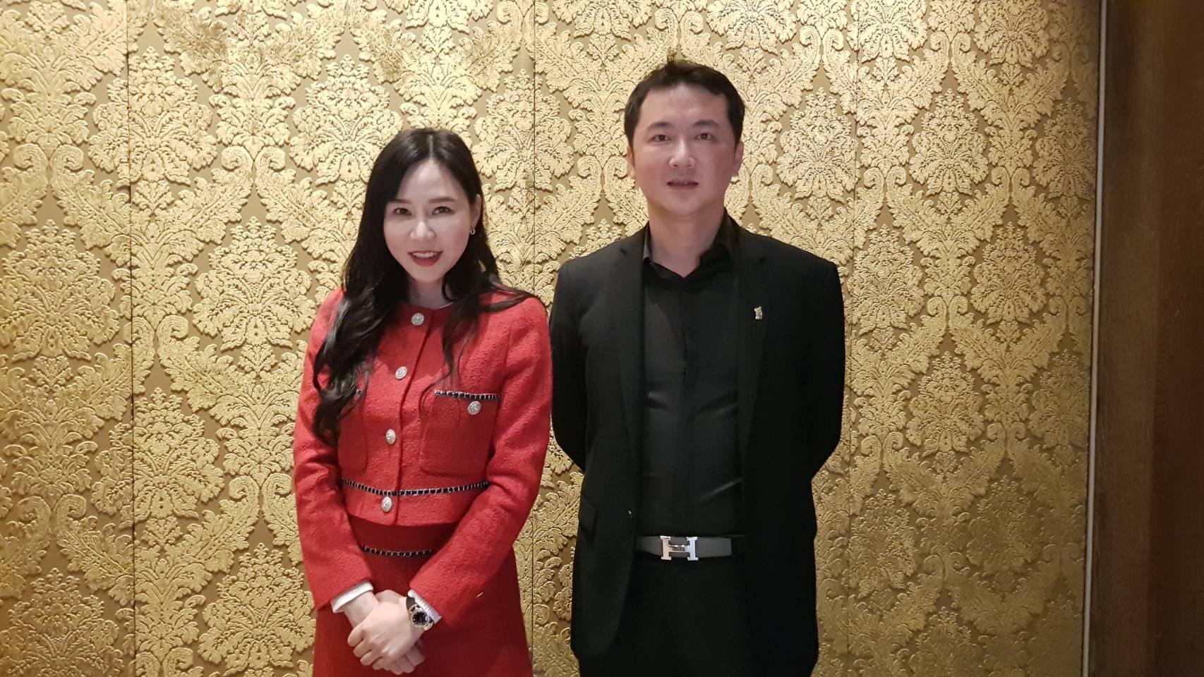 晶鑽生醫總經理謝佳憲（右）從臨床端往上游醫材跨入走向自主研發，要替台灣醫美生醫打國際盃。左為董事長賴柏如。（晶鑽生醫提供）