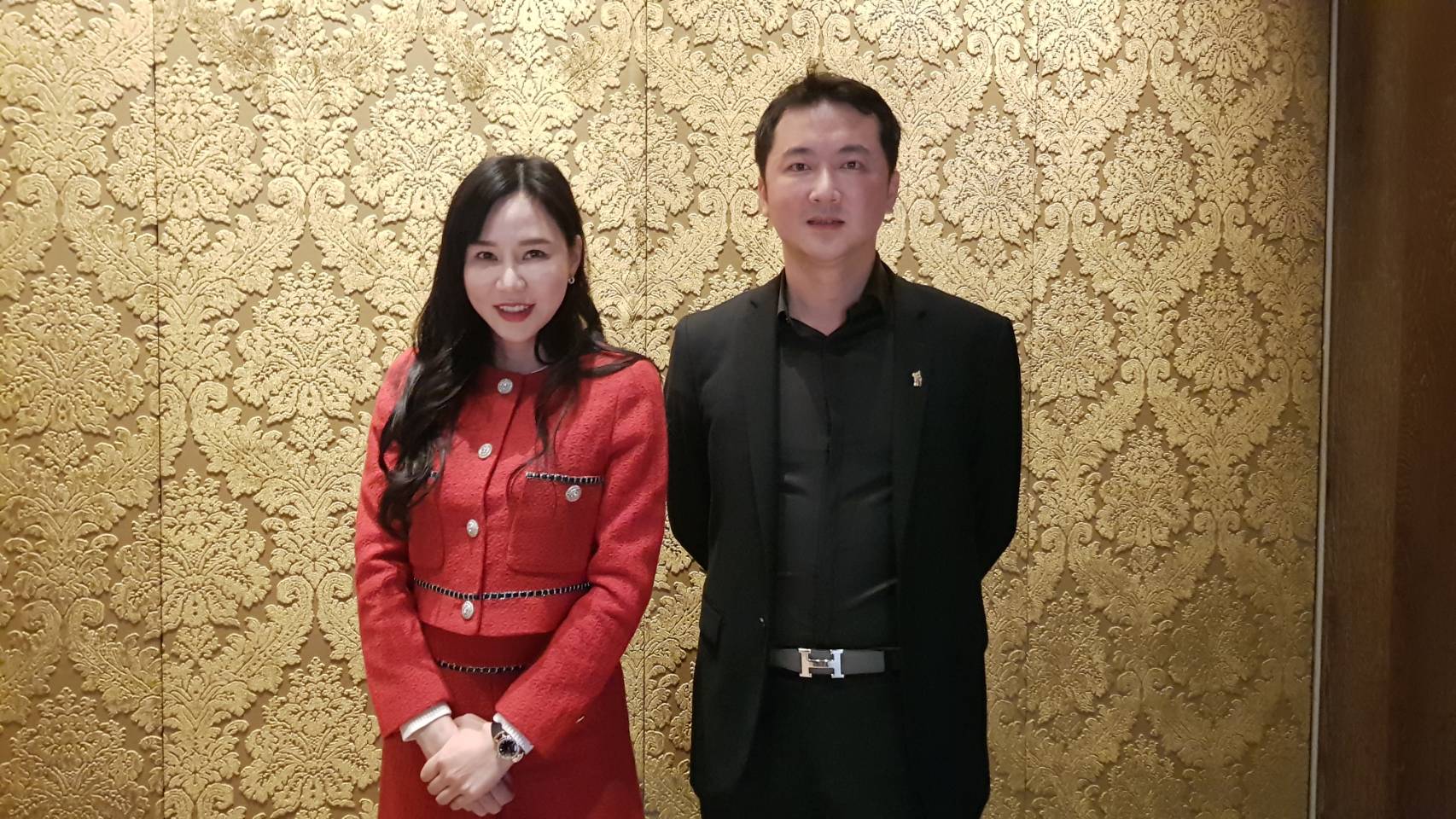 晶鑽生醫總經理謝佳憲（右）從臨床端往上游醫材跨入走向自主研發，要替台灣醫美生醫打國際盃。左為董事長賴柏如。（晶鑽生醫提供）