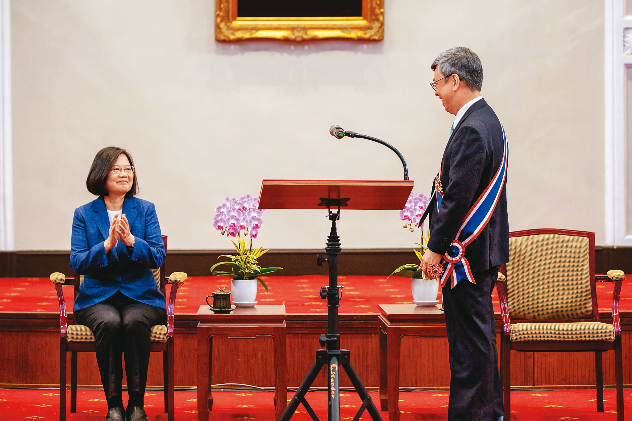陳建仁(右)卸任副總統時,蔡英文(左)曾指「未來需要大仁哥,他依然會義不容辭」,如今陳入黨,更由蔡親邀並擔任推薦人。(總統府提供)