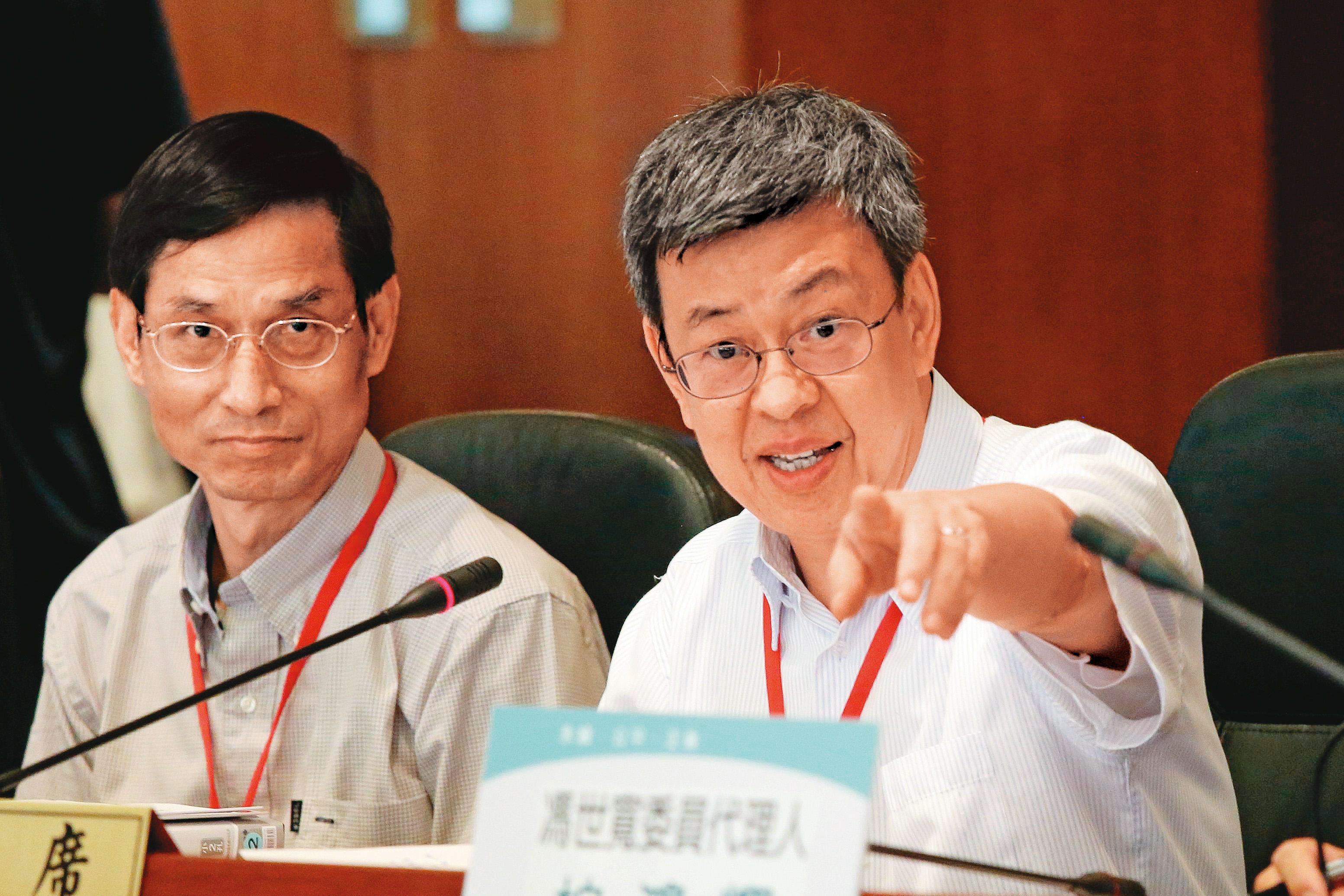 陳建仁（右）副總統任內肩負年改召集人等多項任務，當時為維持中立角色展開社會溝通，才始終未入黨。（總統府提供）