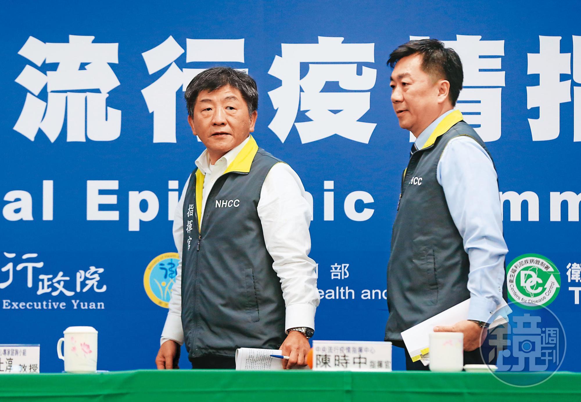 綠營台北市長人選與疫情牽動，陳時中（左）近日被問及參選時機，鬆口言：「看到亮光的時候！」