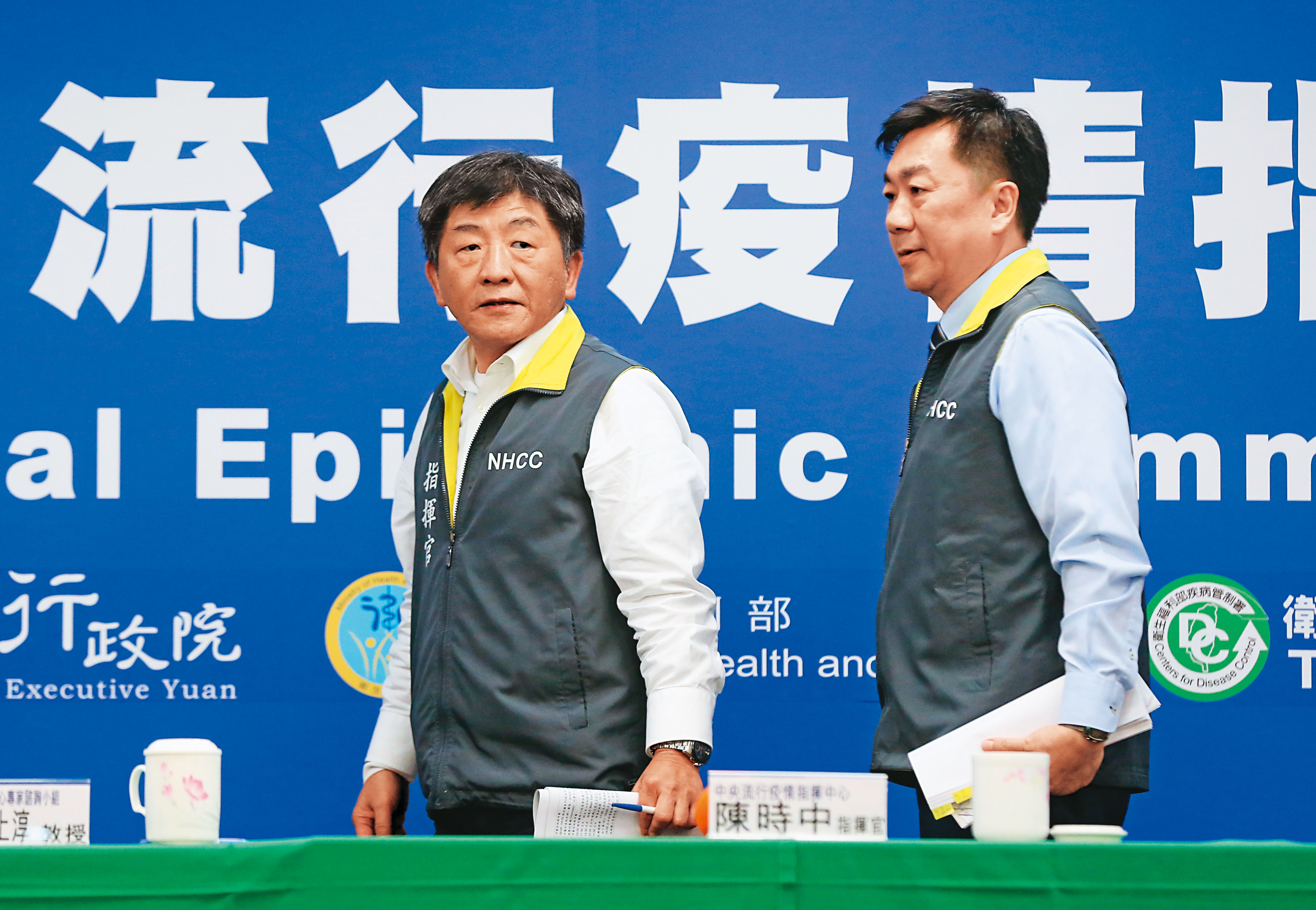 綠營台北市長人選與疫情牽動，陳時中（左）近日被問及參選時機，鬆口言：「看到亮光的時候！」