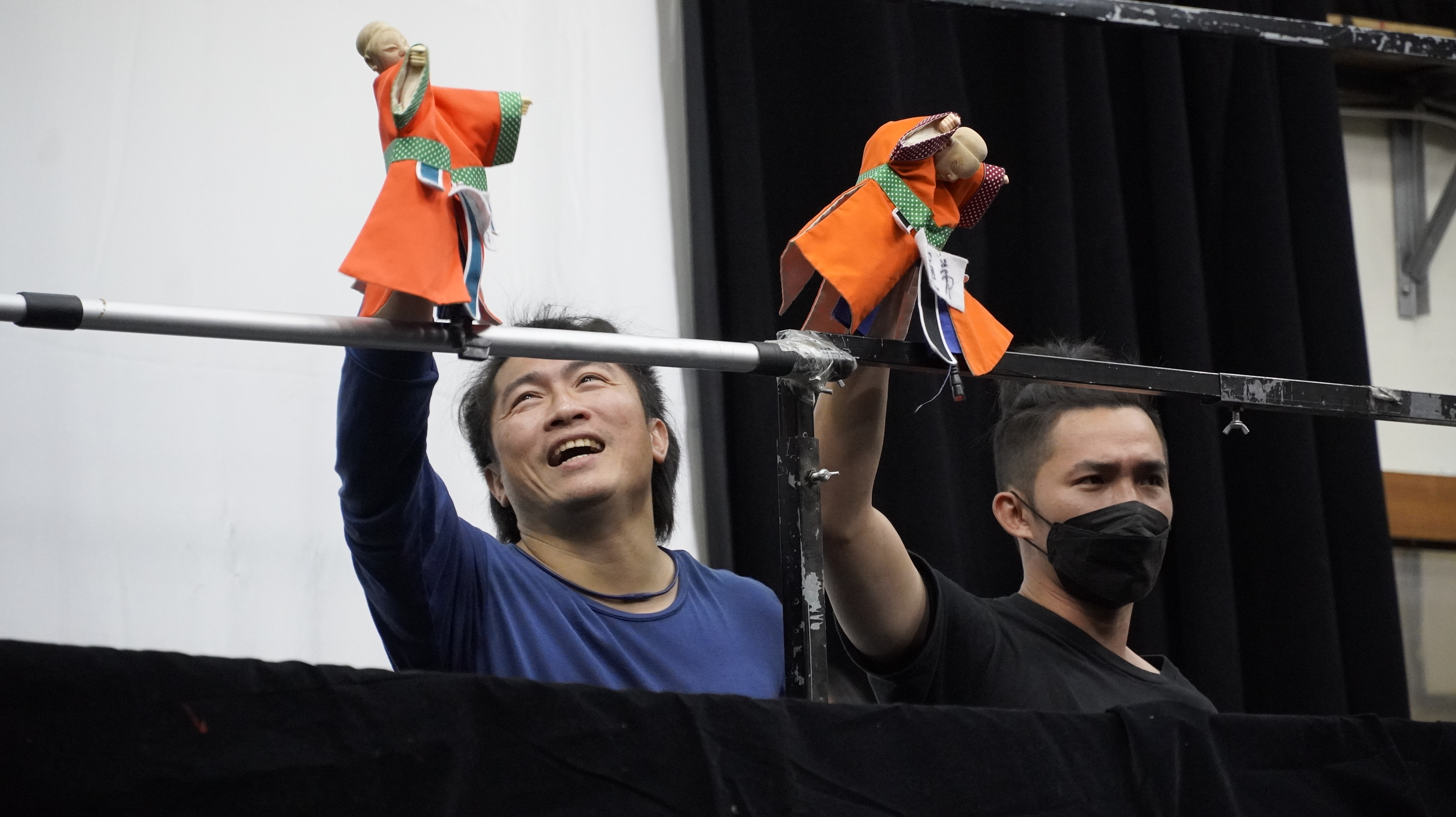 《哪吒鬧龍宮》由真人演員結合布袋戲演出。（紙風車劇團提供）