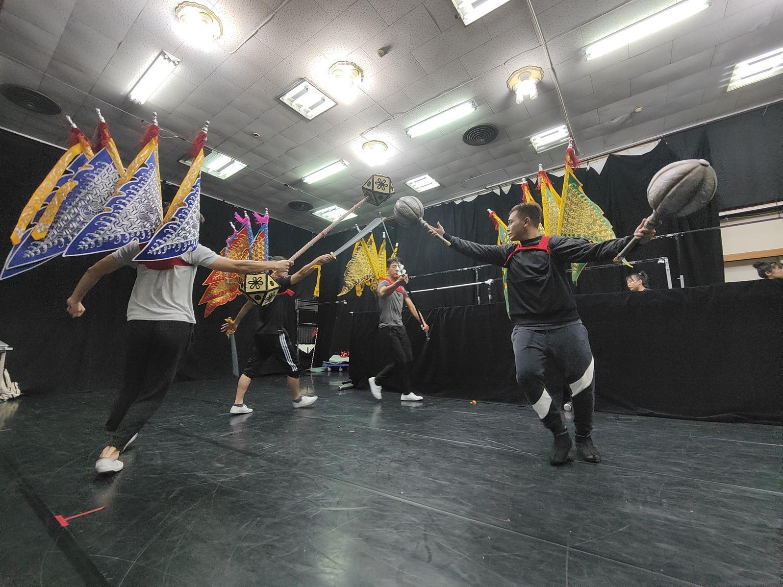 《哪吒鬧龍宮》演員們為3月開跑的演出認真排練中。（紙風車劇團提供）