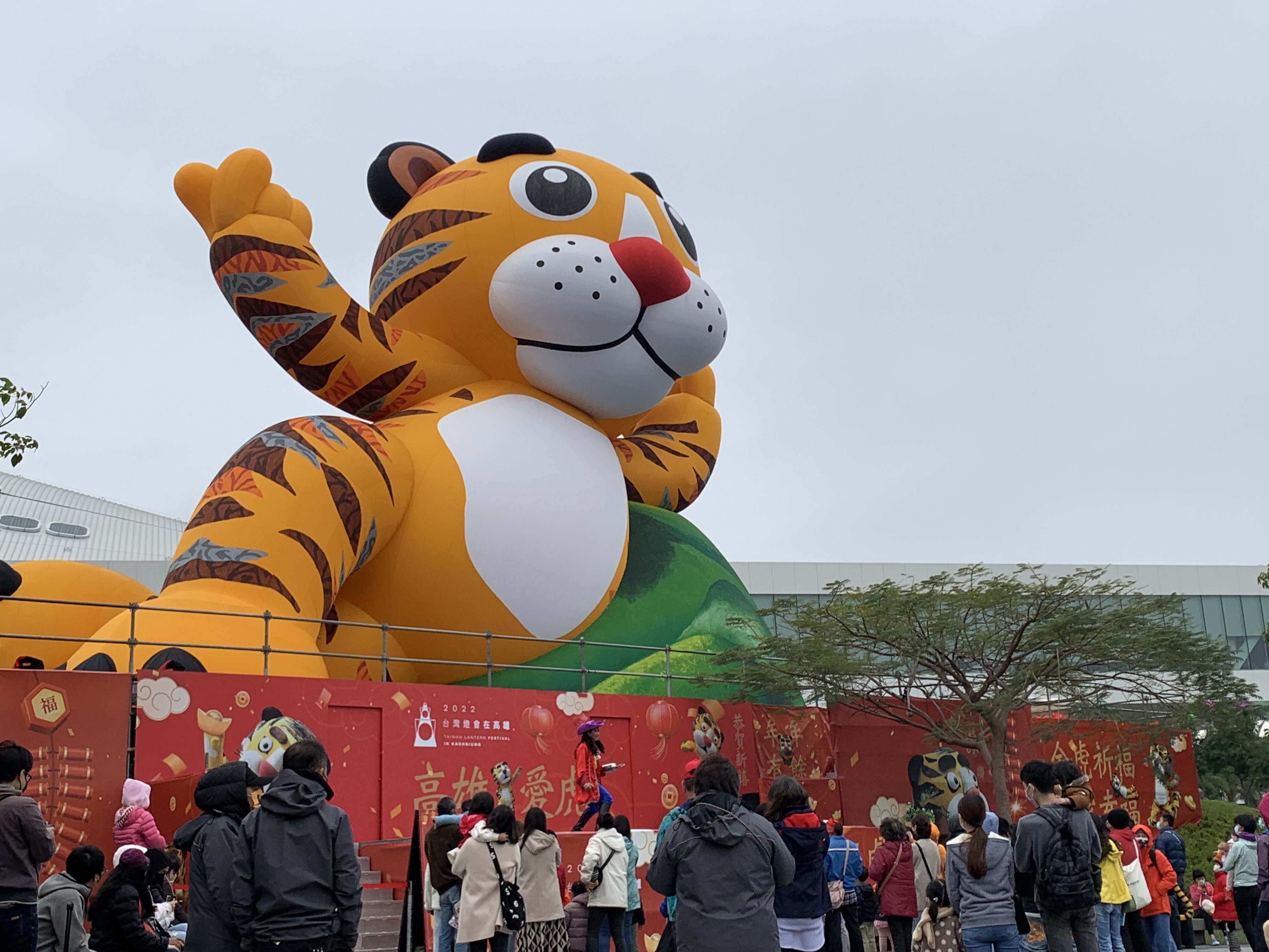 6層樓高的愛虎相當吸睛。（紙風車提供）