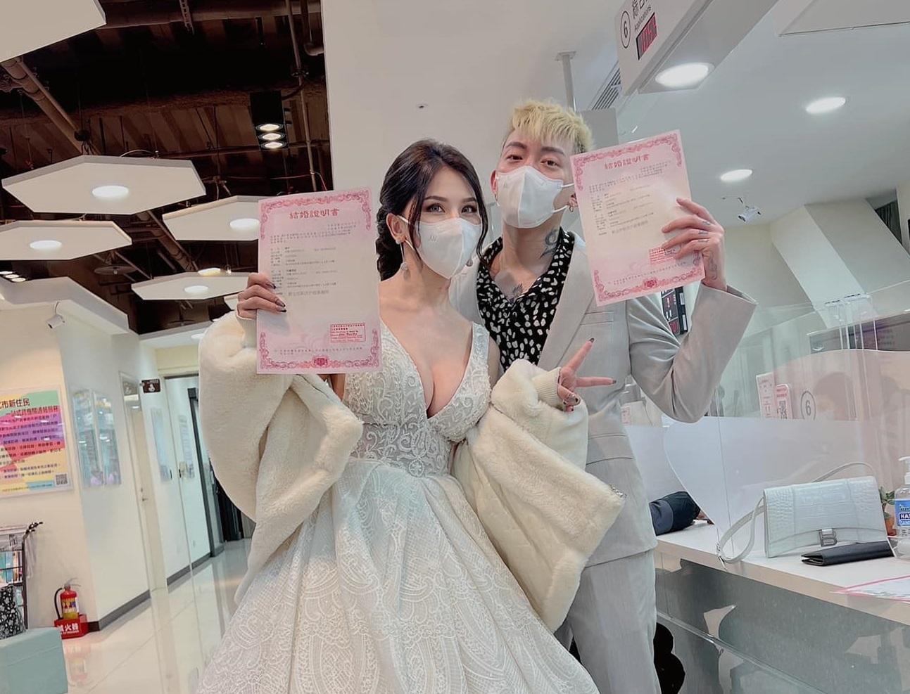 蕾菈和湯宇今赴戶政事務所登記結婚。（翻攝自蕾菈 Lyla臉書）
