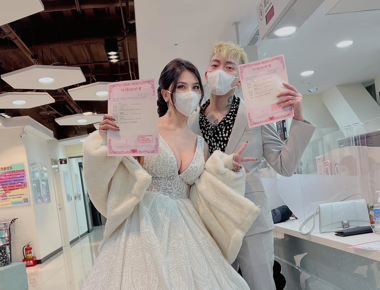 蕾菈和湯宇今赴戶政事務所登記結婚。（翻攝自蕾菈 Lyla臉書）