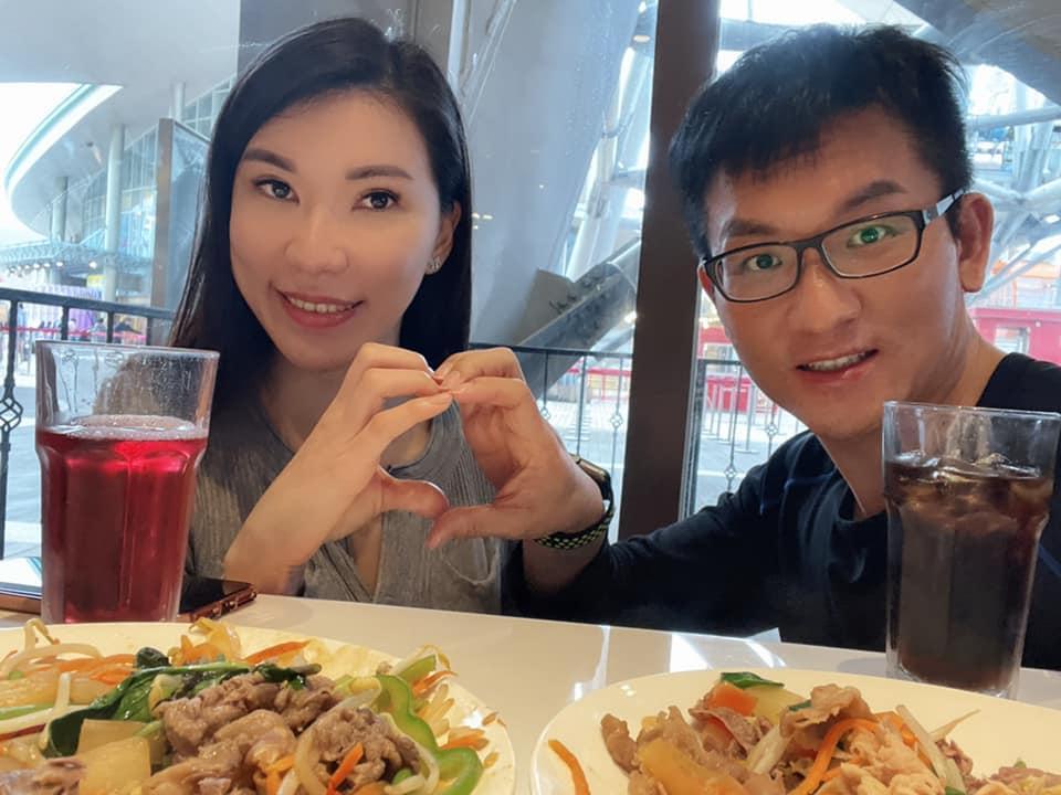 童仲彥(右)雖然即將面臨牢獄之災,不過仍要和模特女友(左)完婚。(翻攝自台灣阿童─童仲彥臉書)