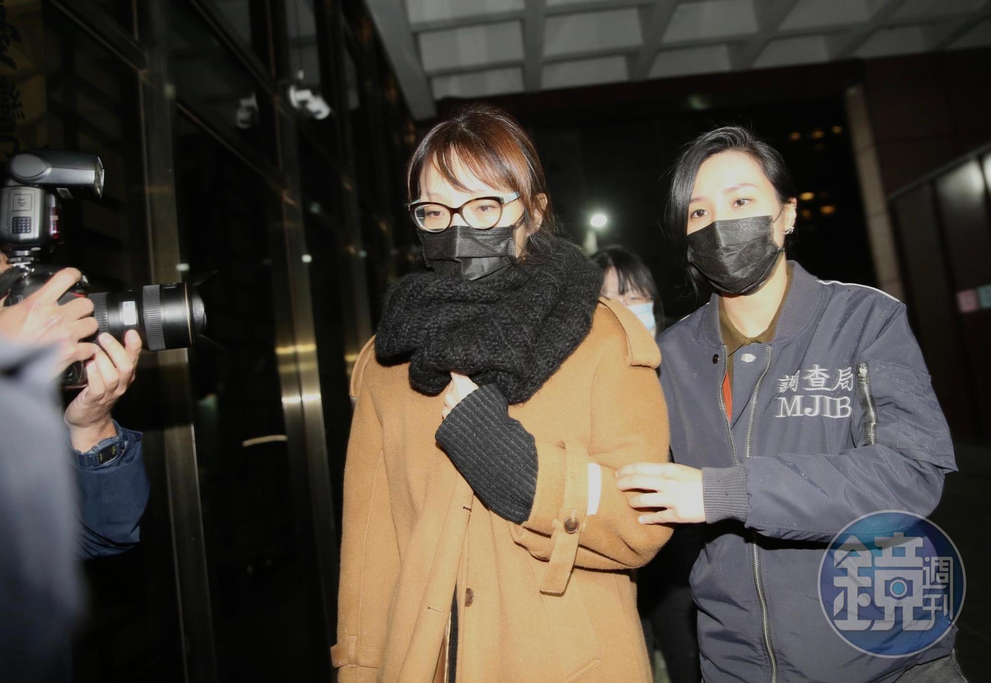 李天怡（左）訊後以50萬元交保。