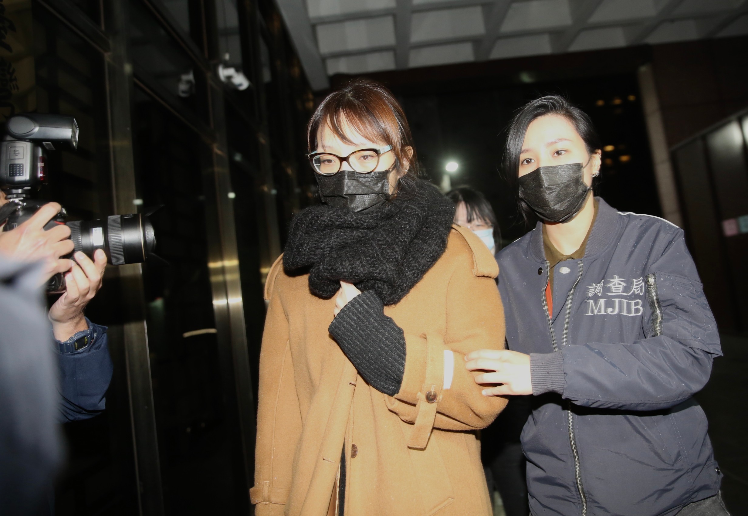 李天怡（左）訊後以50萬元交保。