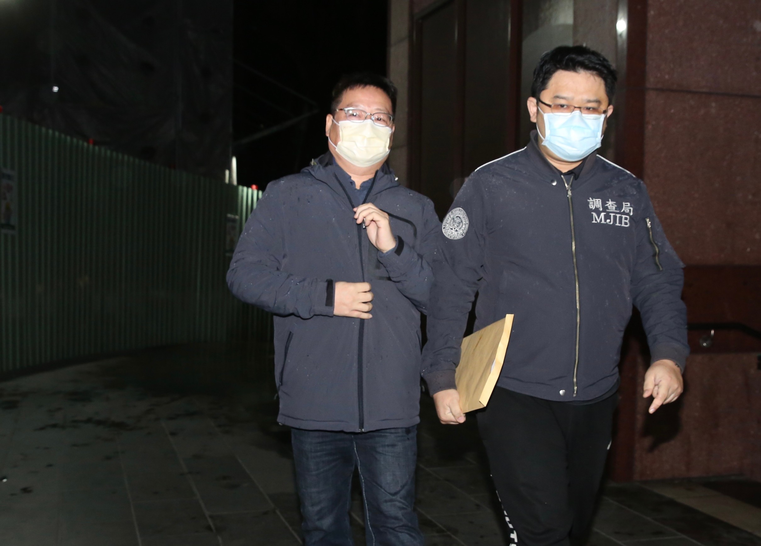 郭人杰(左)訊後以40萬元交保。