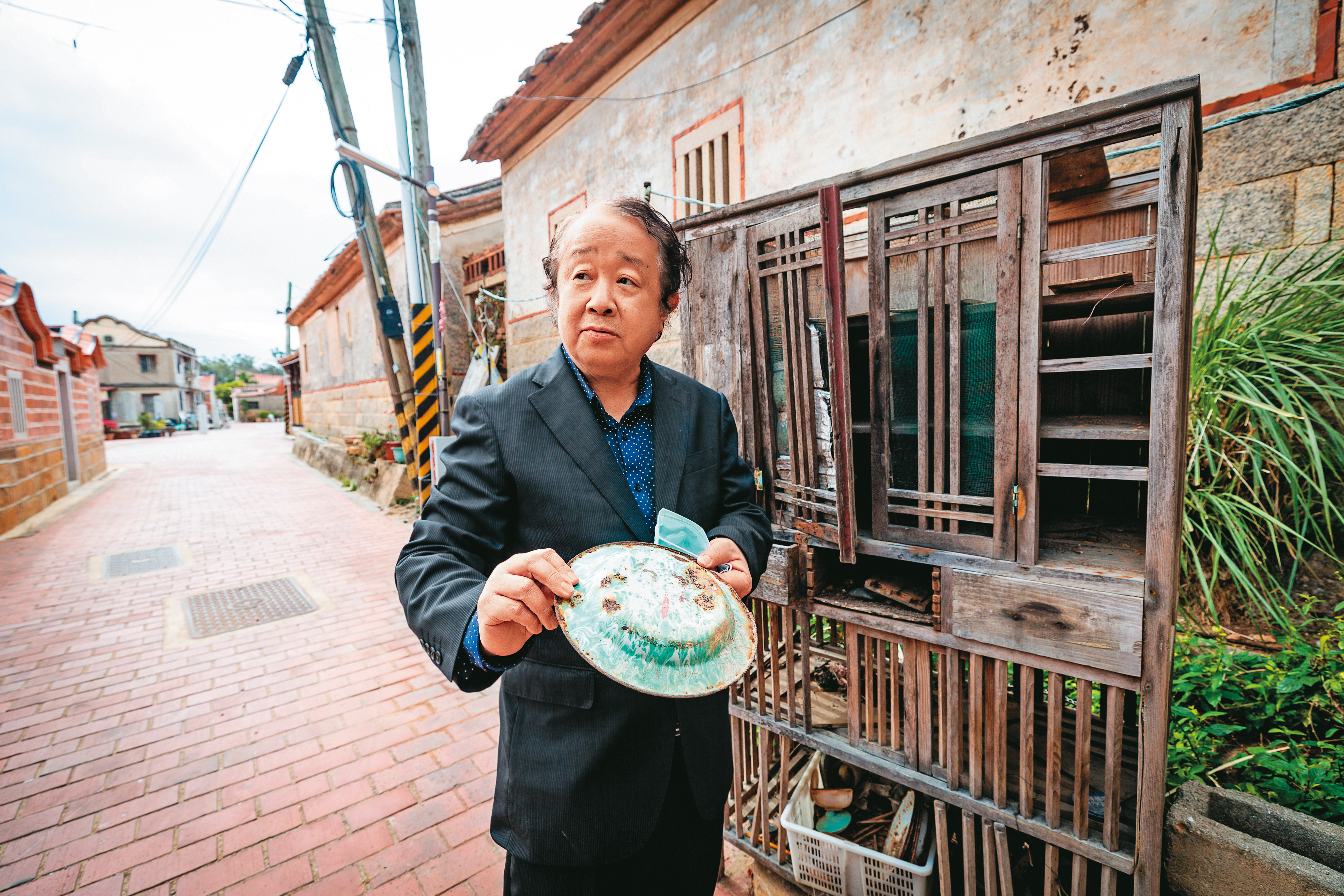 笑稱自己有囤積症的潘思源，金門行中，對路邊被棄置的舊菜櫥相當有興趣。