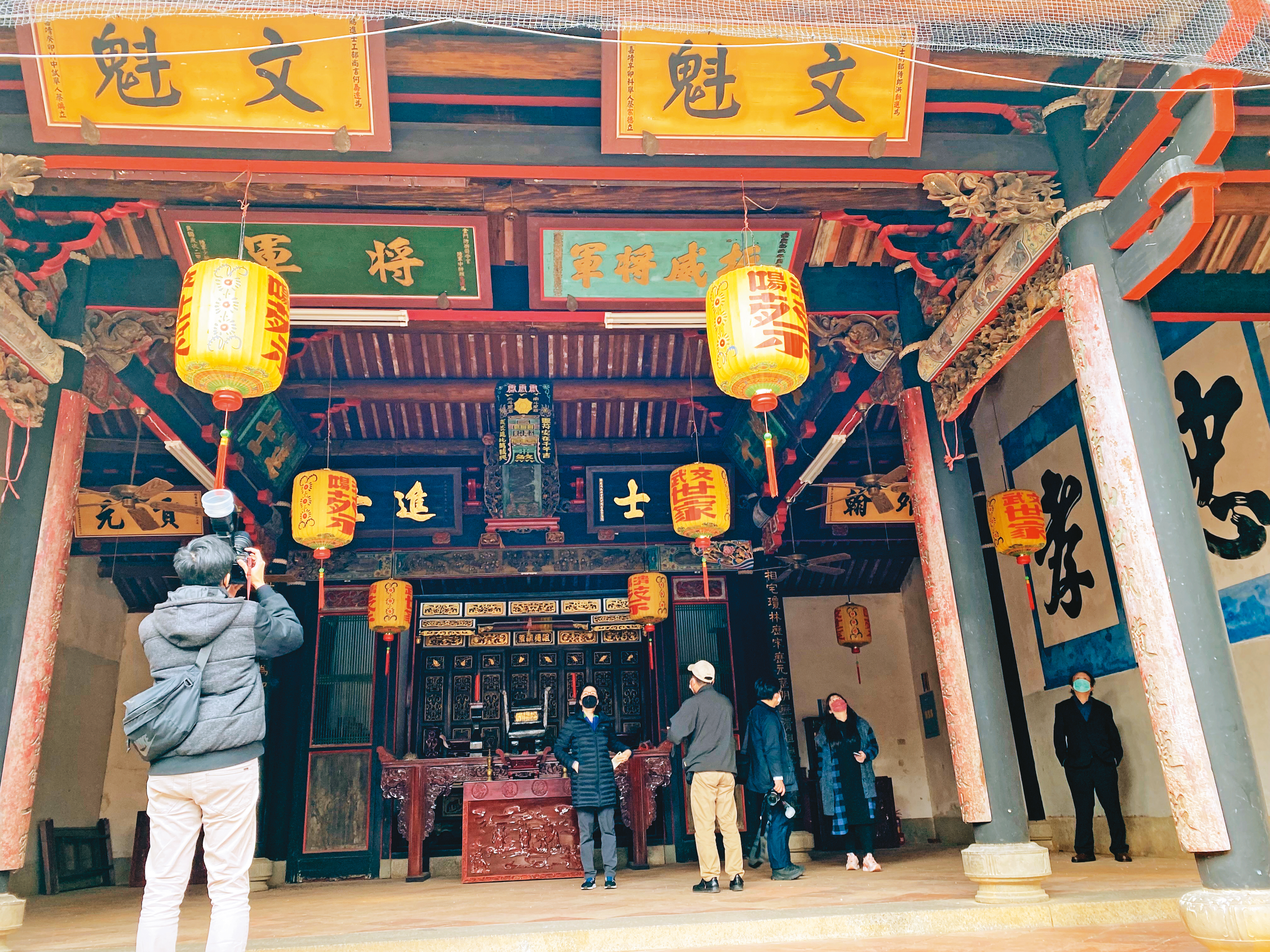 此次金門行由閩南文化博士陳成基負責導覽，參訪不少家廟、宗祠。（賴琬莉攝）