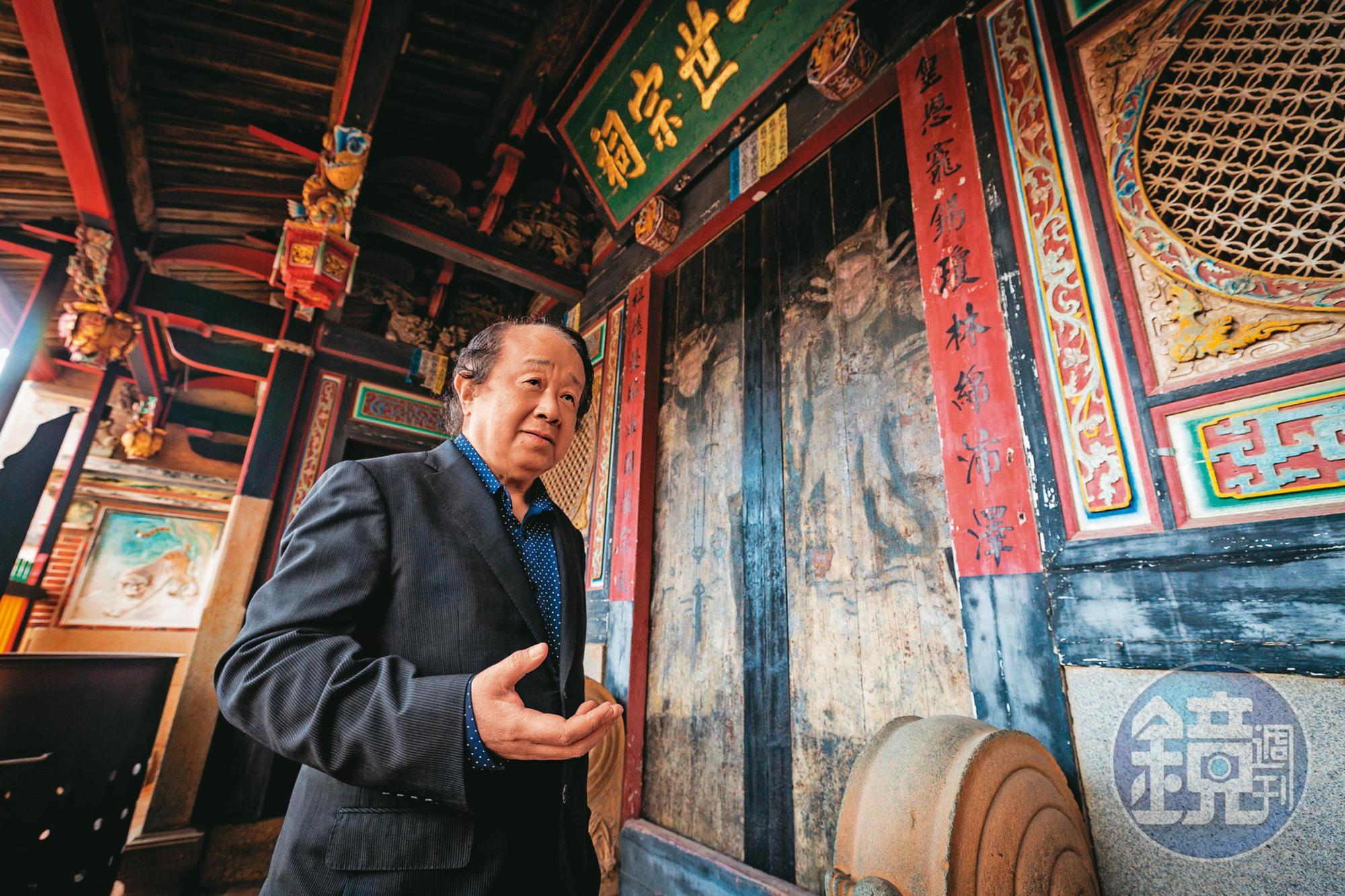 潘思源對金門閩南建物的特色瞭若指掌，邊看邊解說起來。