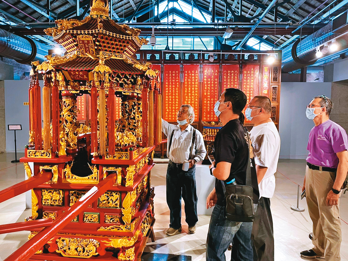 潘思源還請來人間國寶李秉圭修復團隊為他修復藏品。（潘思源提供）