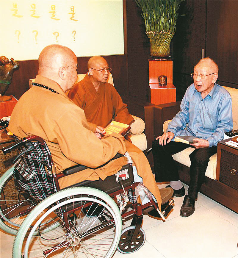 潘孝銳（右）是拆船大王，熱衷公益的他和星雲法師（左）頗有淵源。（圖片來源：《人間福報》）