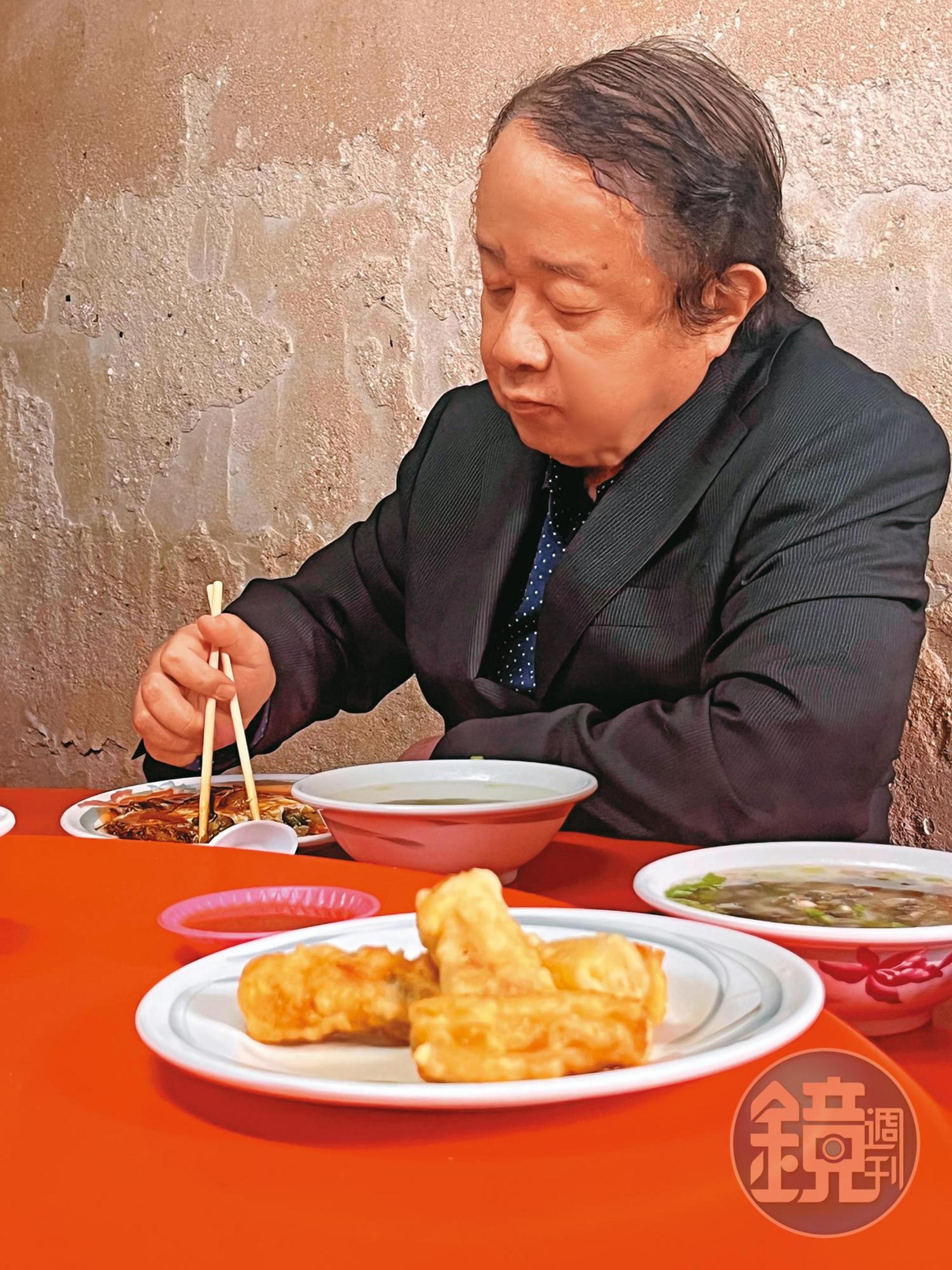 縱使有百億身家，但潘思源不講究排場，在金門的中餐以小吃解決。