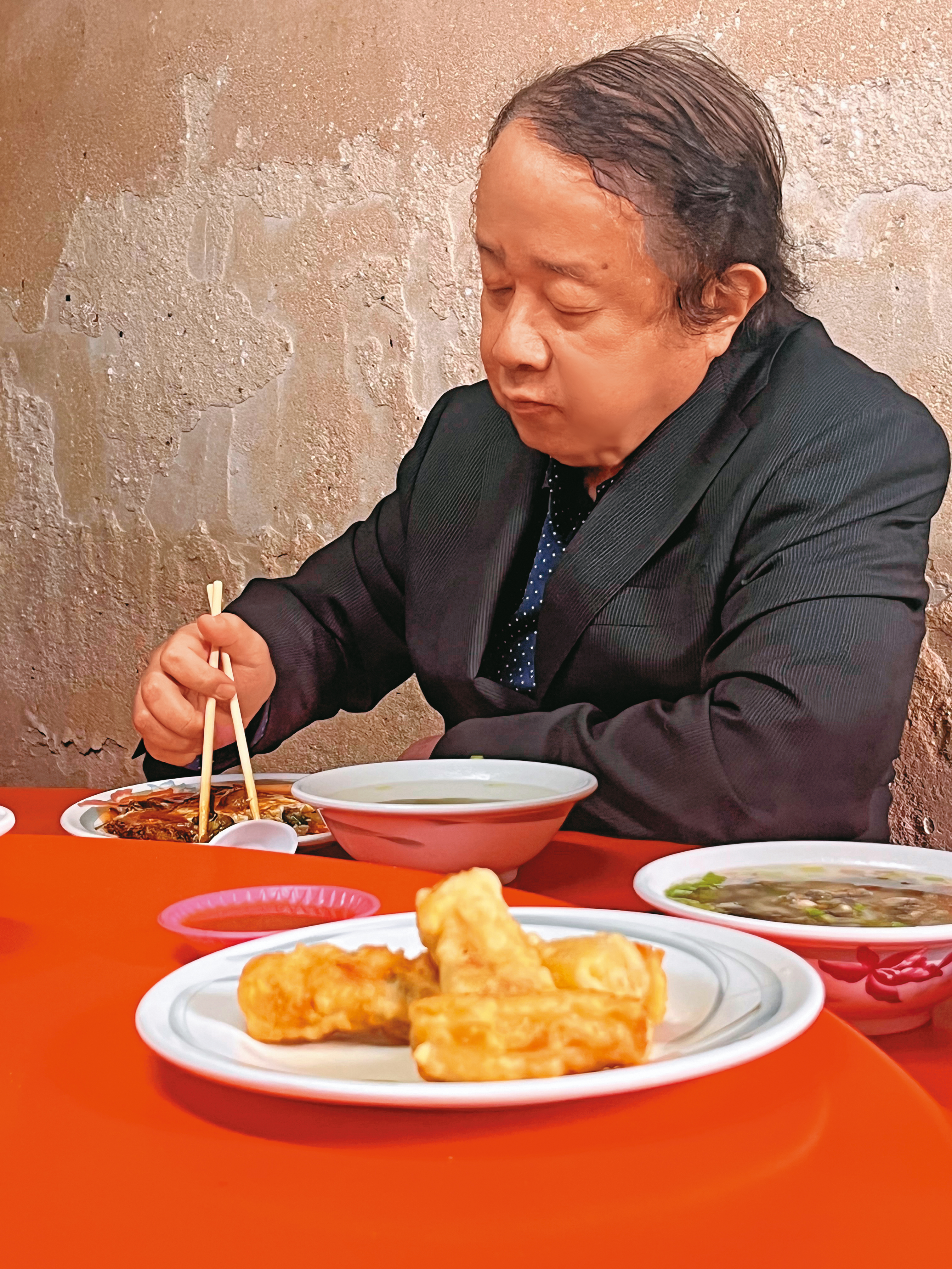 縱使有百億身家，但潘思源不講究排場，在金門的中餐以小吃解決。