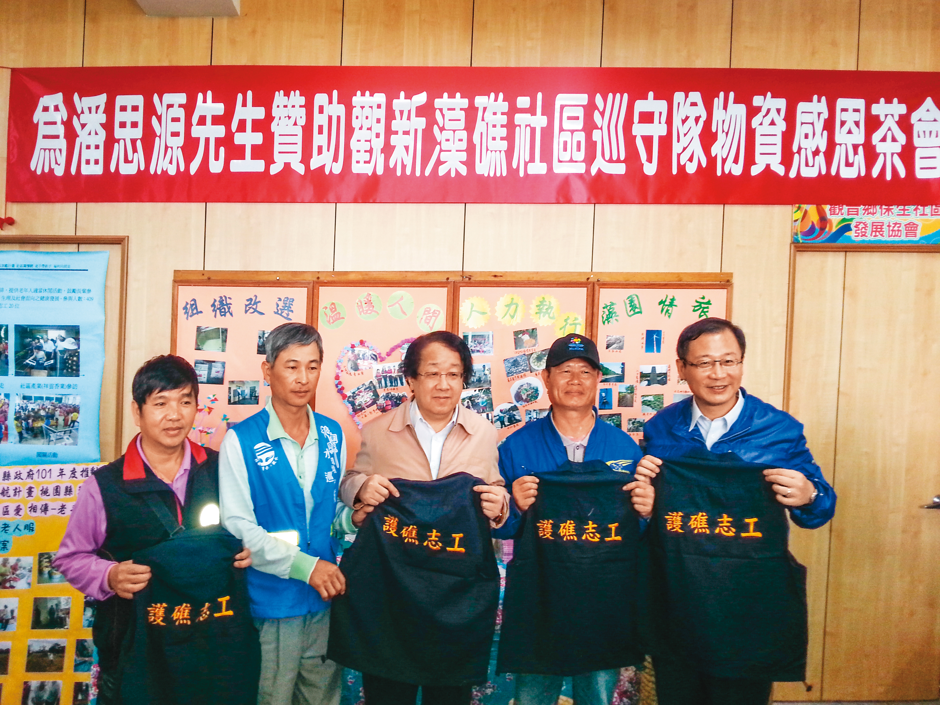 早在約10年前，潘思源（中）就關注藻礁議題。（潘思源提供）