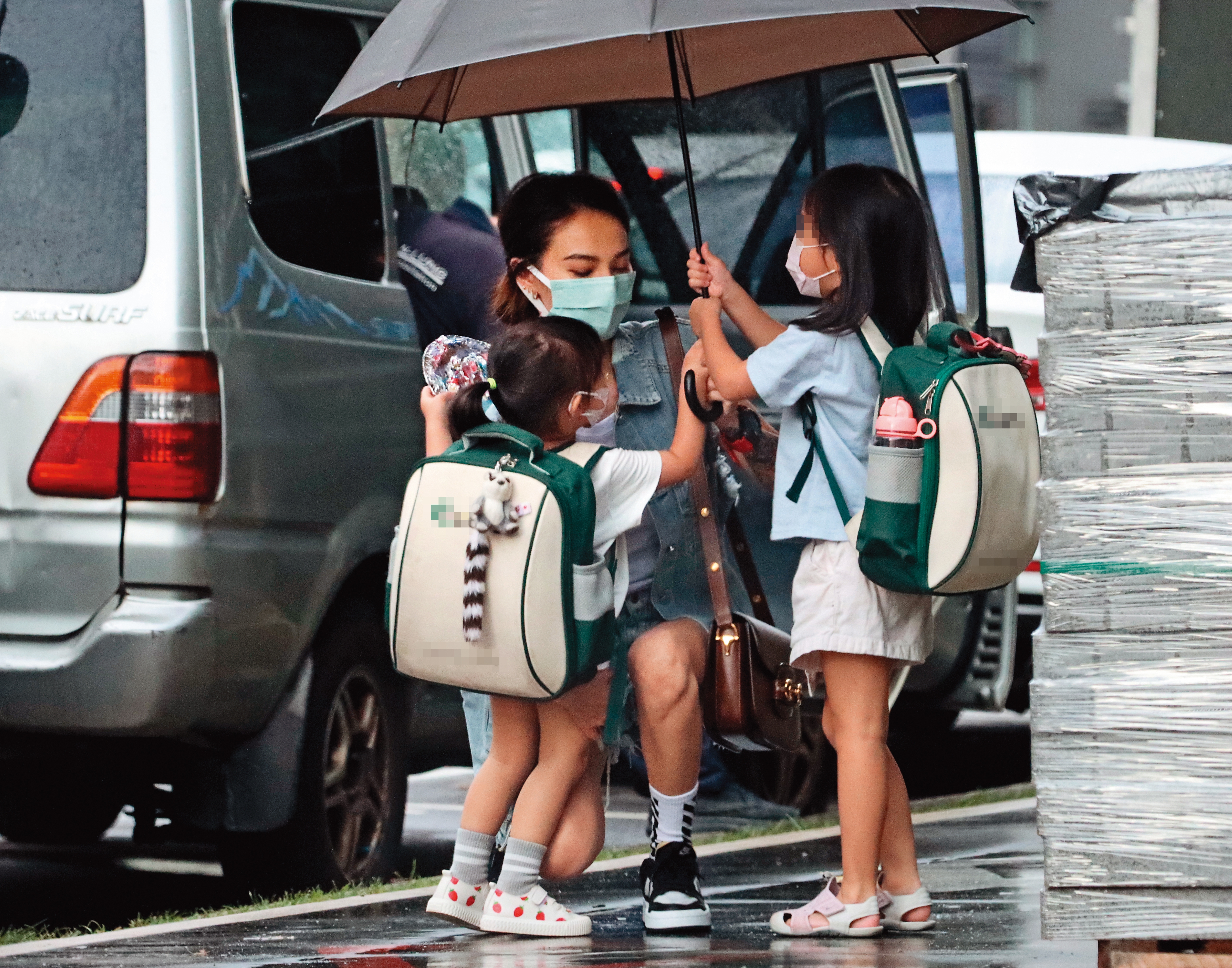 鄭雲燦曾被本刊直擊，充滿母愛地去學校接送小孩。