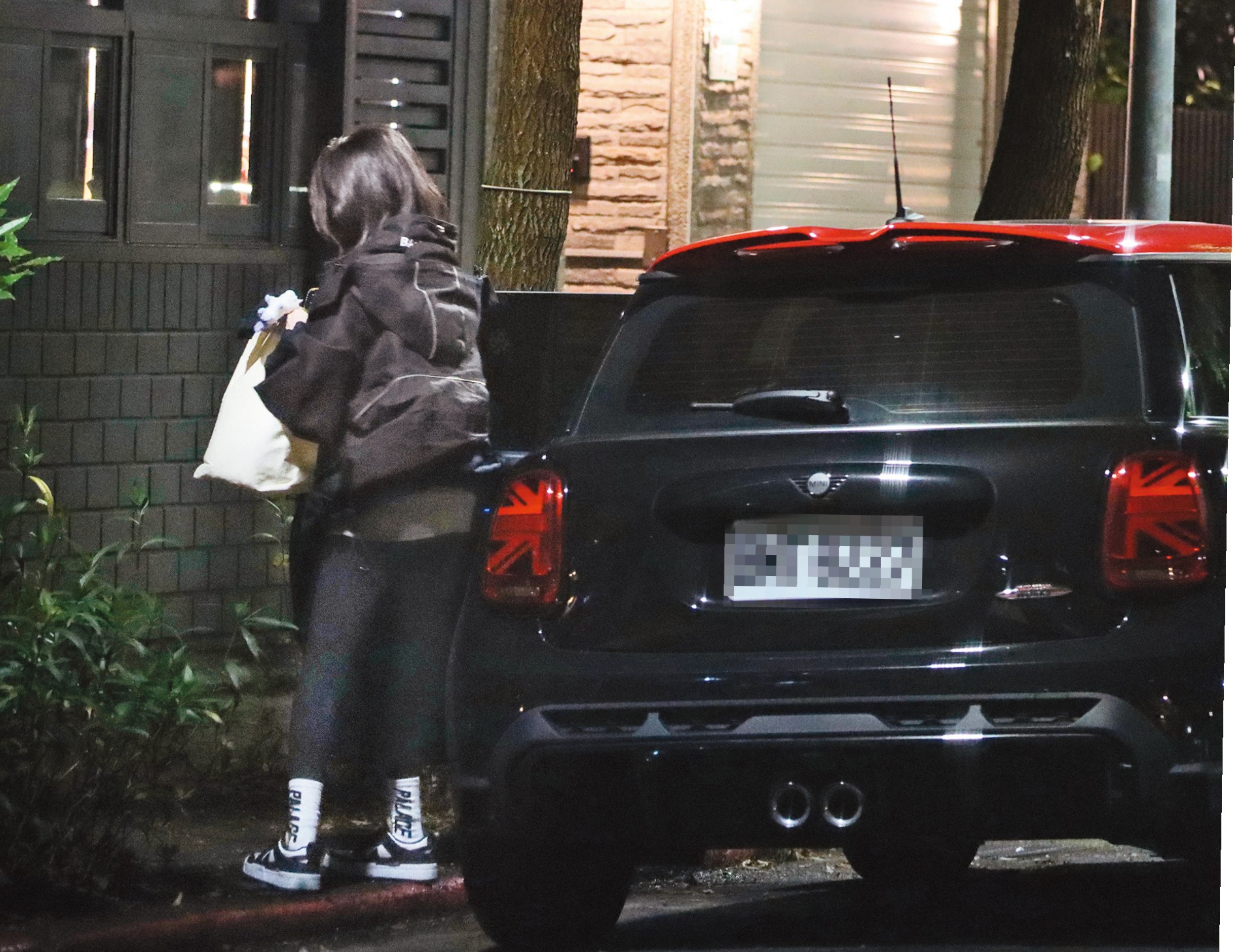 2/14 21:30 歐弟前妻鄭雲燦前往阮經天家，車牌已改成她與陳昊森的生日密碼。