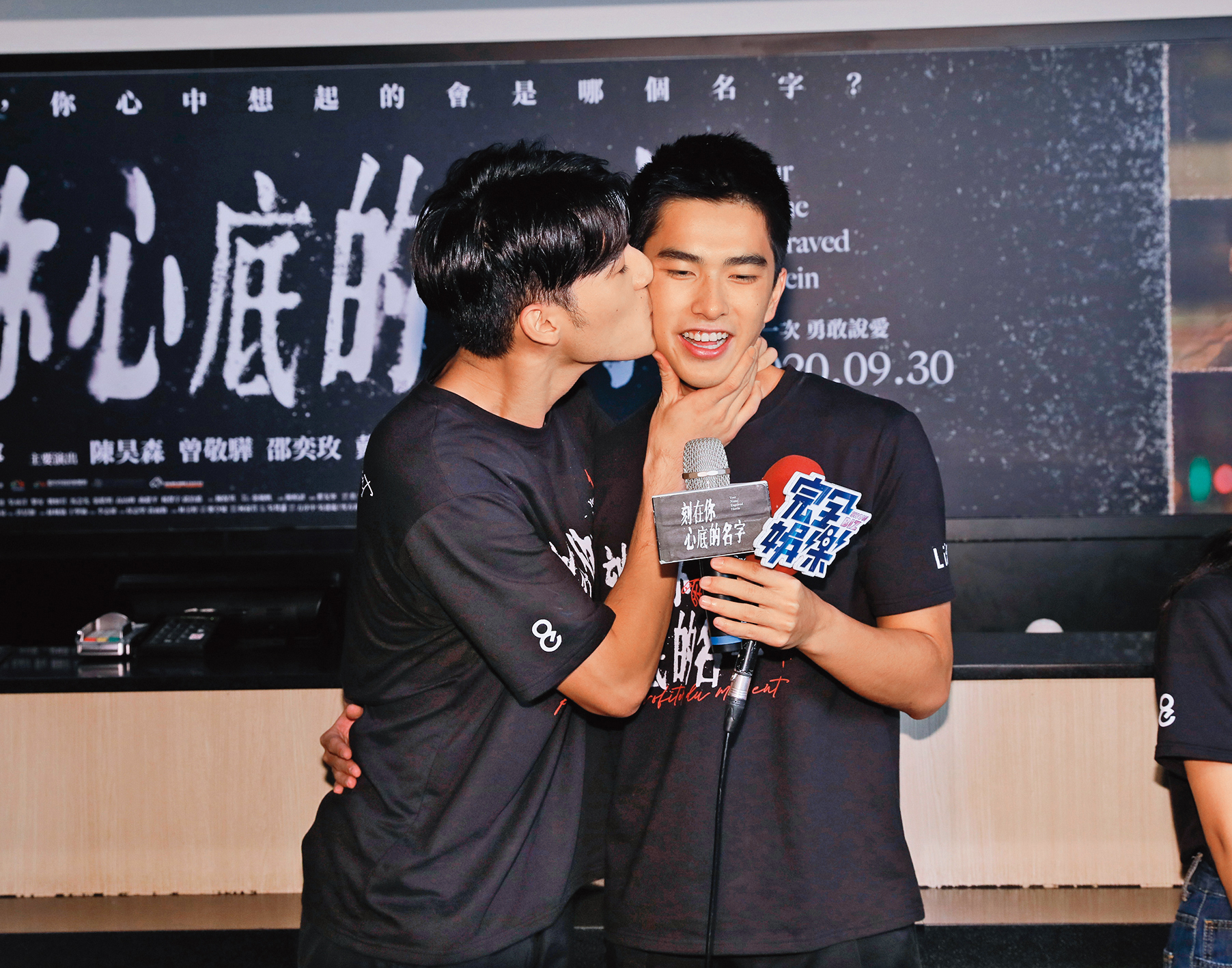 陳昊森（左）主演《刻在你心底的名字》成為代表作，但是負面新聞也在私下流傳，成為人紅是非多的代表。右為曾敬驊。